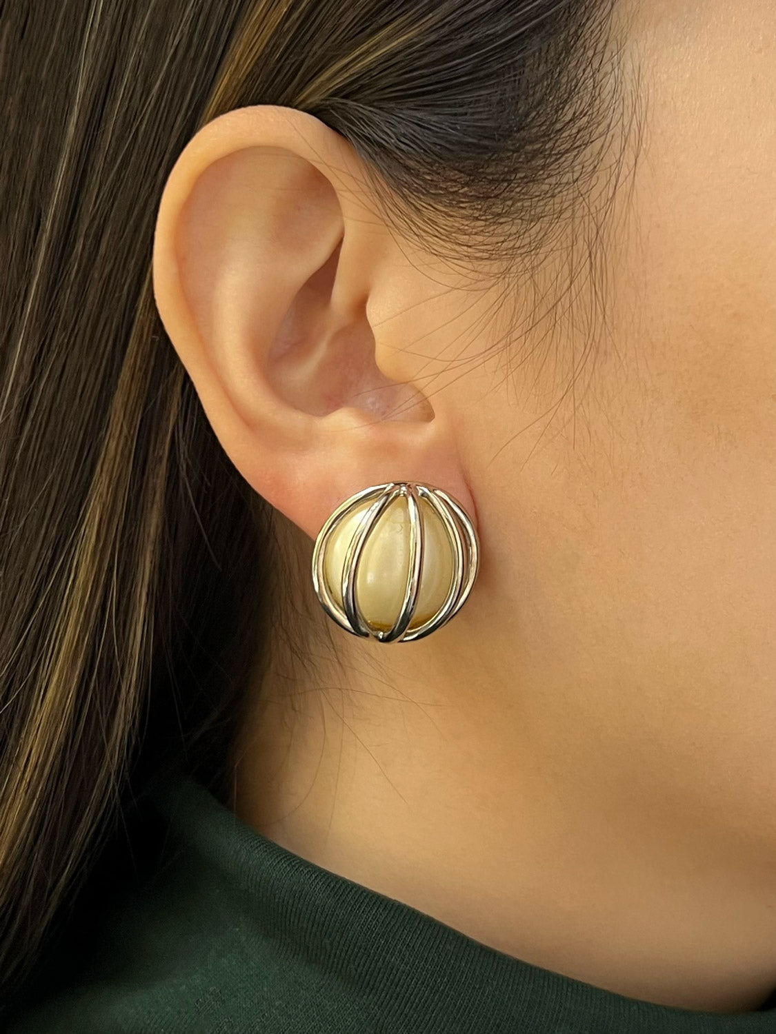 Balloon Pearl Clip Ons model