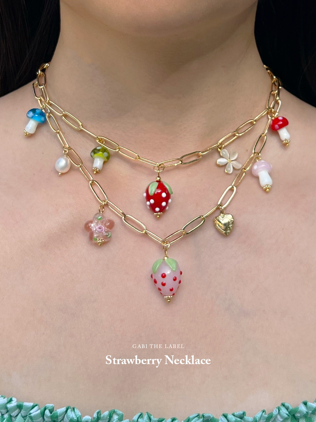 Collier de charme de fraise rose avec petit médaillon