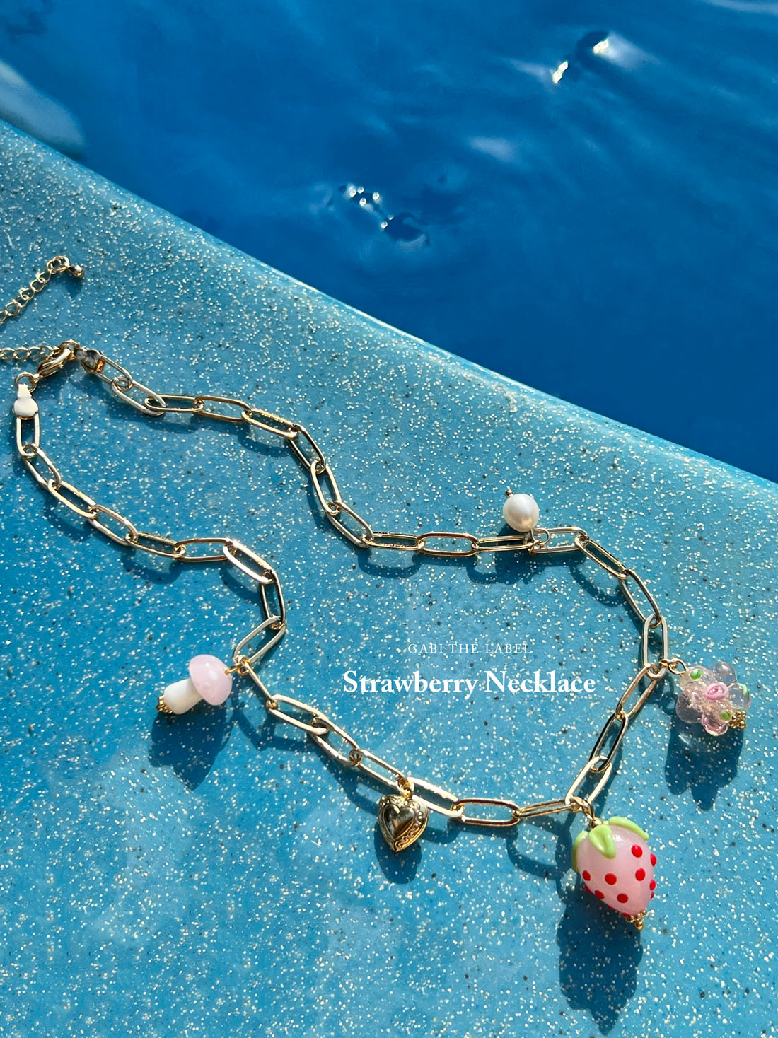 Collier de charme de fraise rose avec petit médaillon