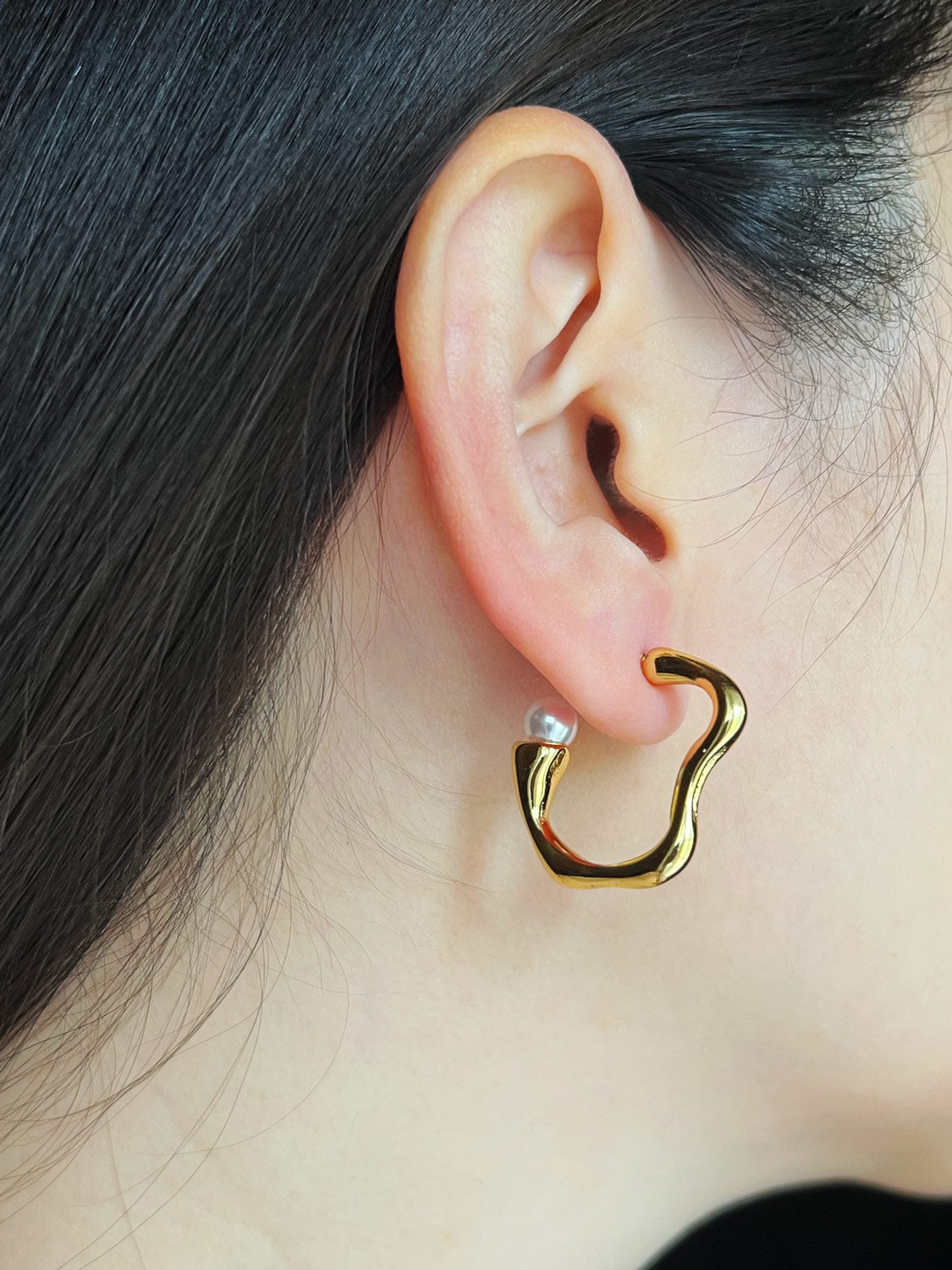 Wavy Hoops with Pearl   Stainless Steel  Gold model