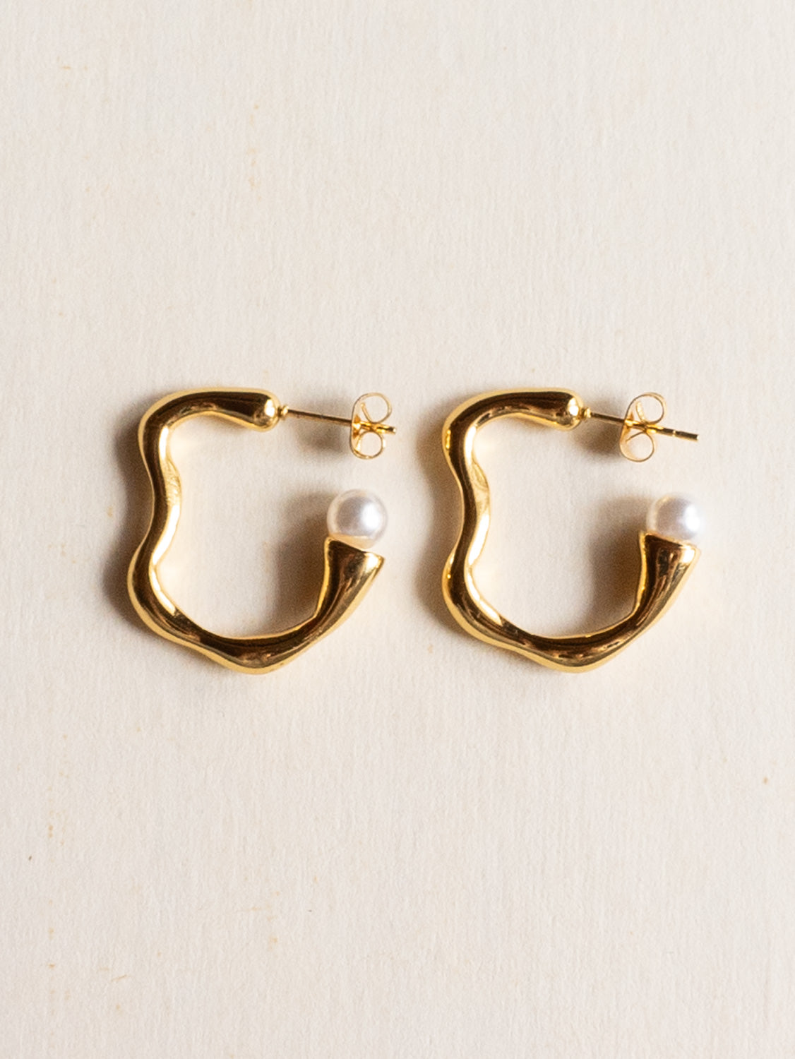 Wavy Hoops with Pearl   Stainless Steel  Gold1