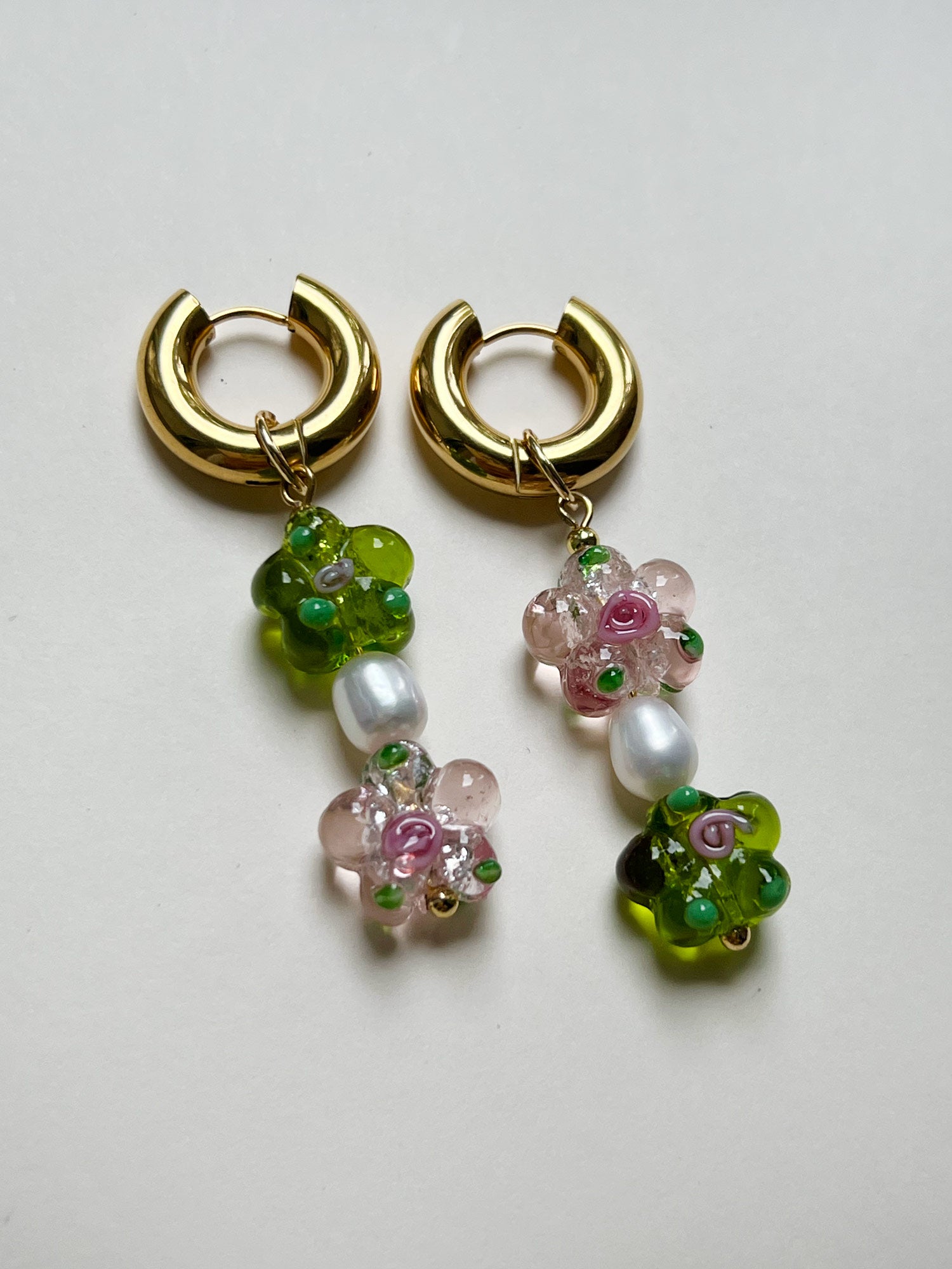 Créoles Asymétriques à Grosses Fleurs en Verre - Rose/Vert Pomme