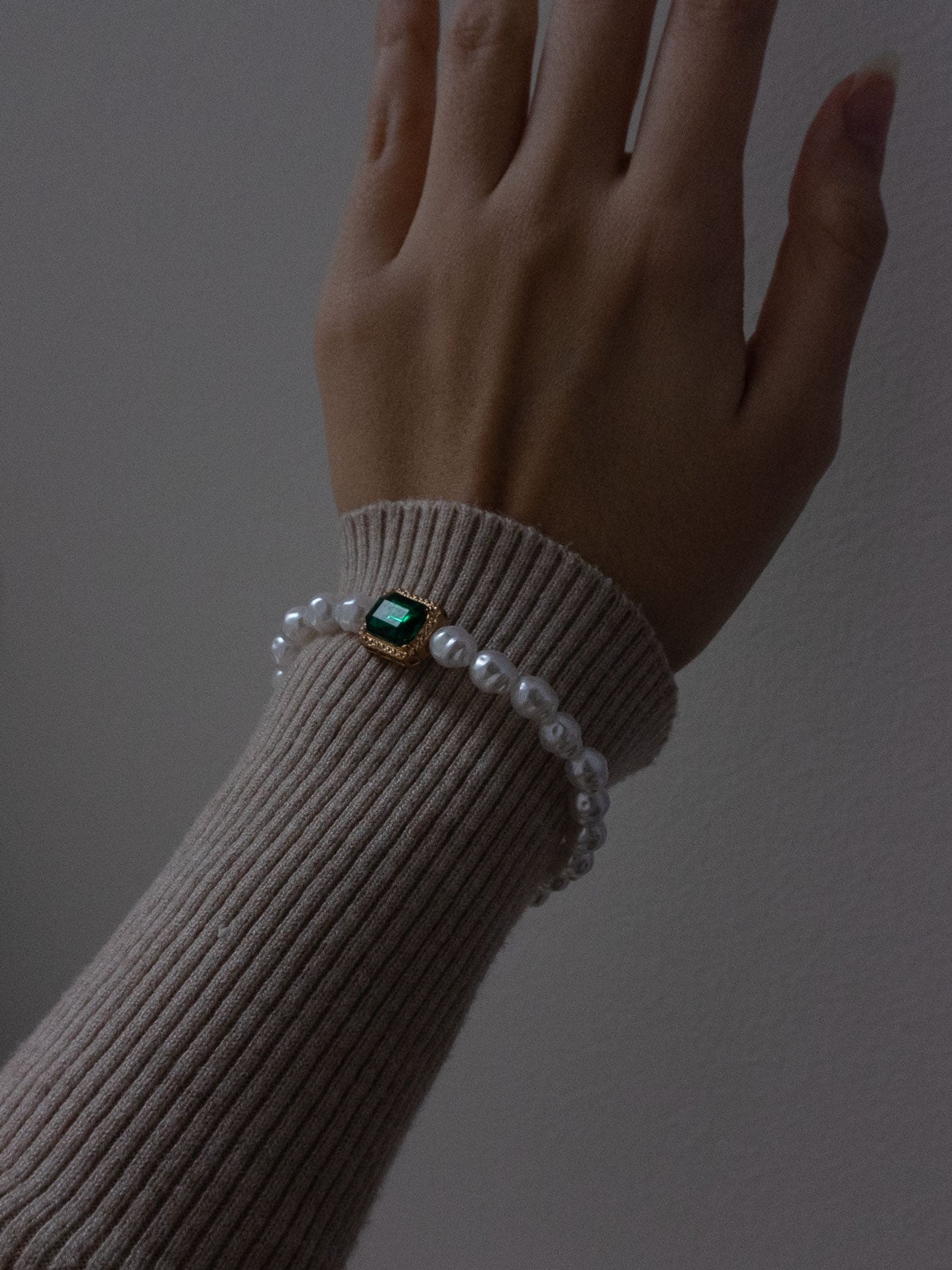 Baroque Pearl Bracelet with Emerald Gemstone