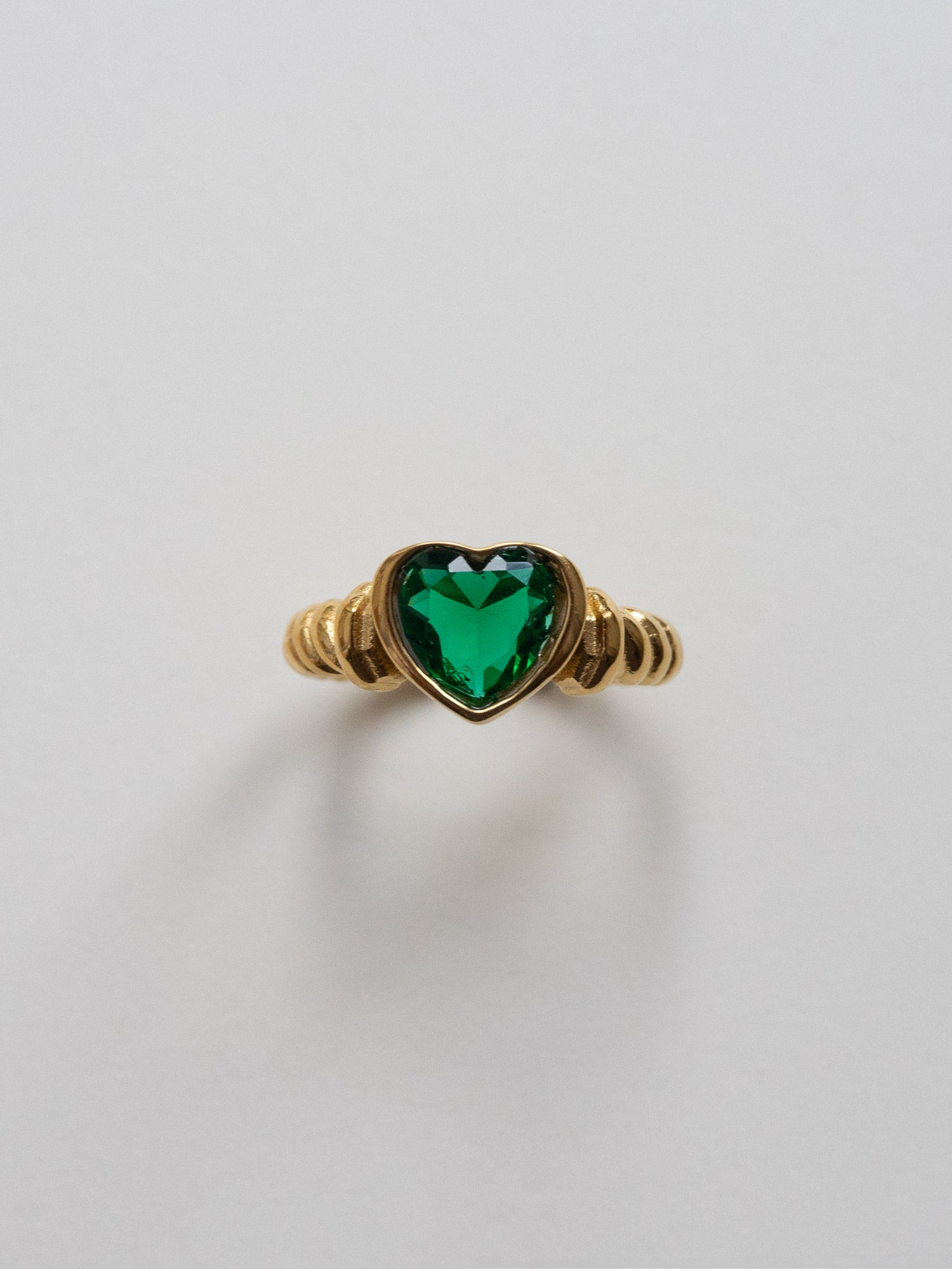 Bague torsadée avec pierres précieuses en forme de cœur - Vert émeraude