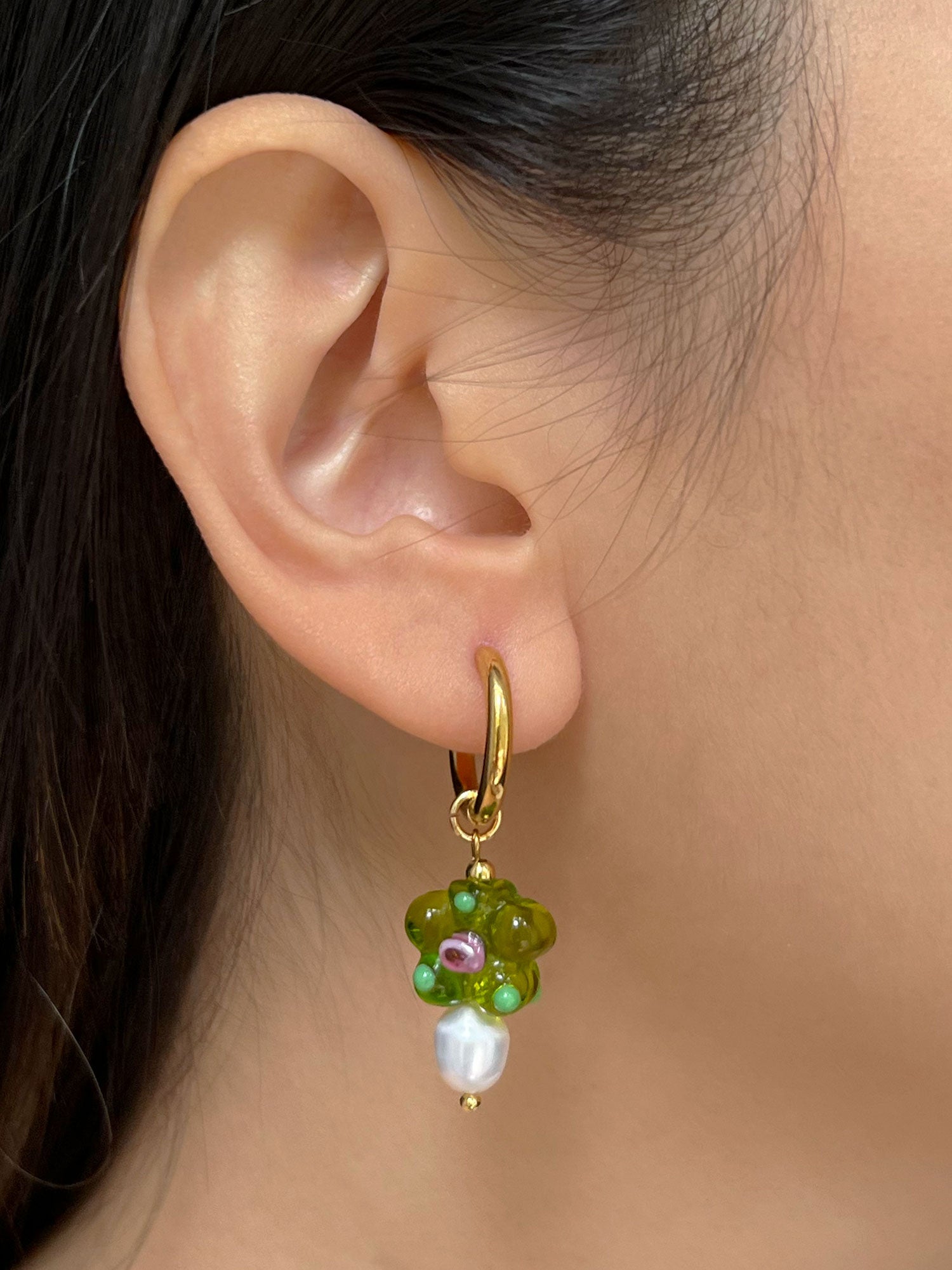 Boucles d'Oreilles Créoles Fleur et Perle en Verre - Vert pomme