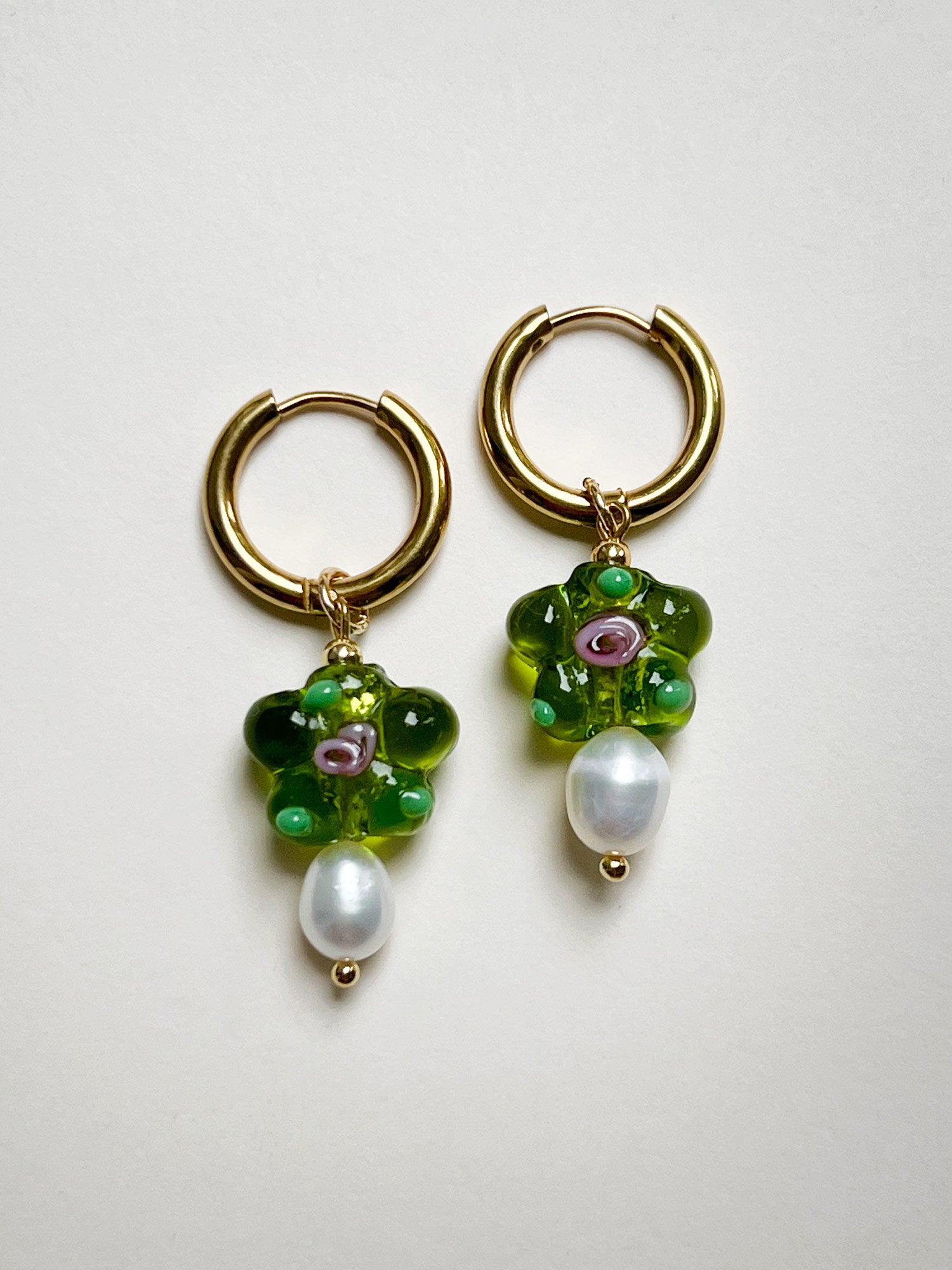 Boucles d'Oreilles Créoles Fleur et Perle en Verre - Vert pomme