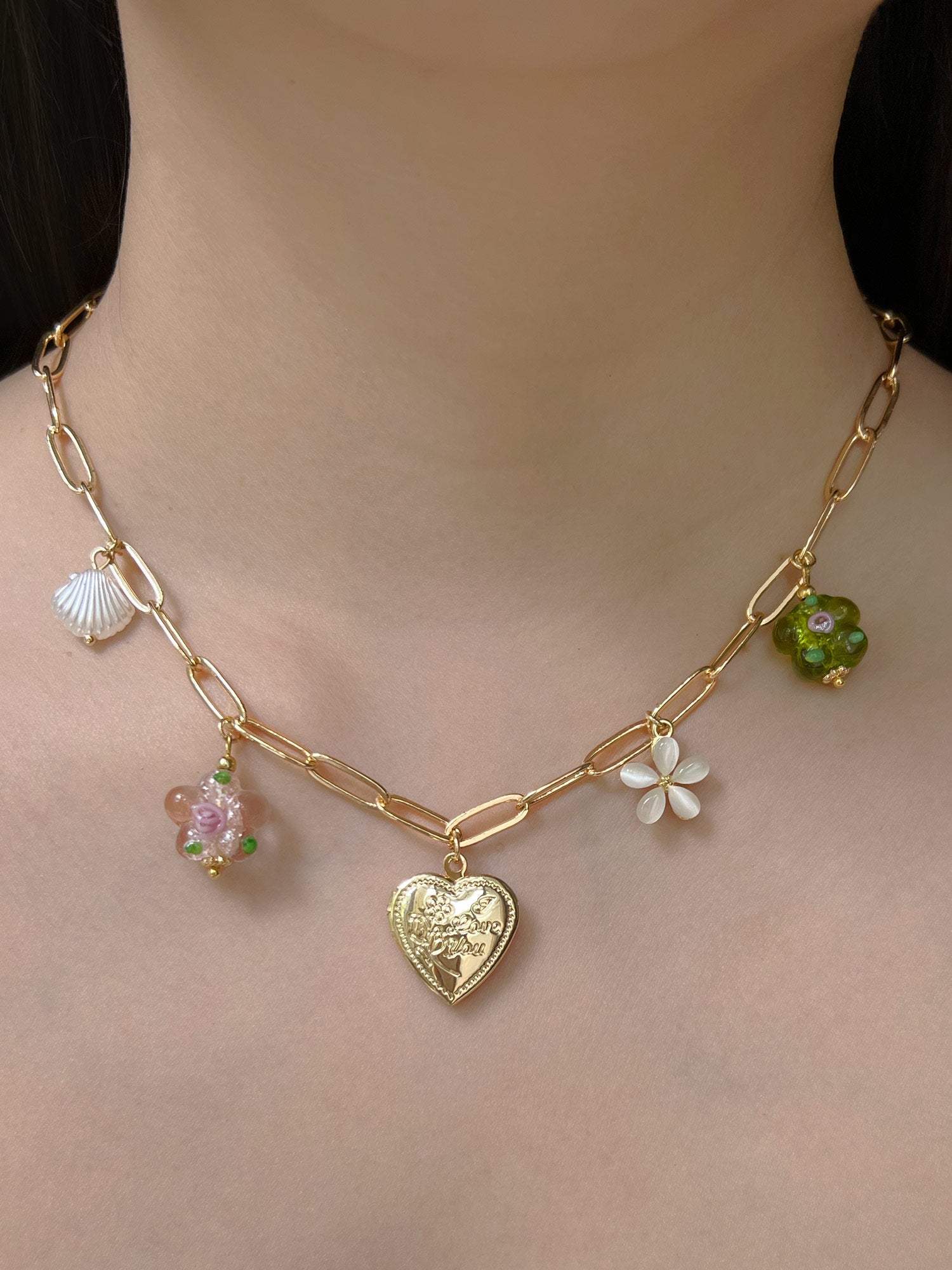 Collier de charme médaillon coeur - Fleurs en verre