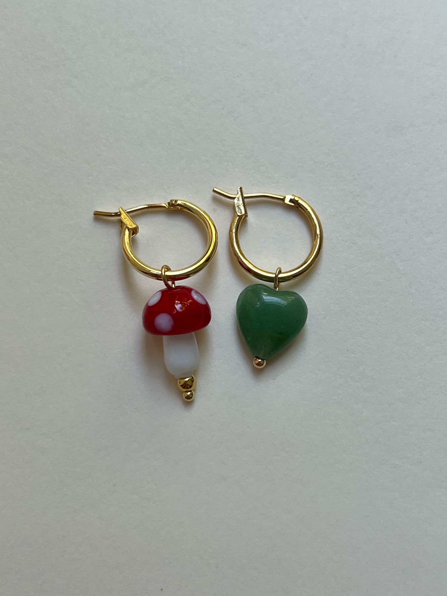 Petites créoles dépareillées en forme de champignon - Rouge