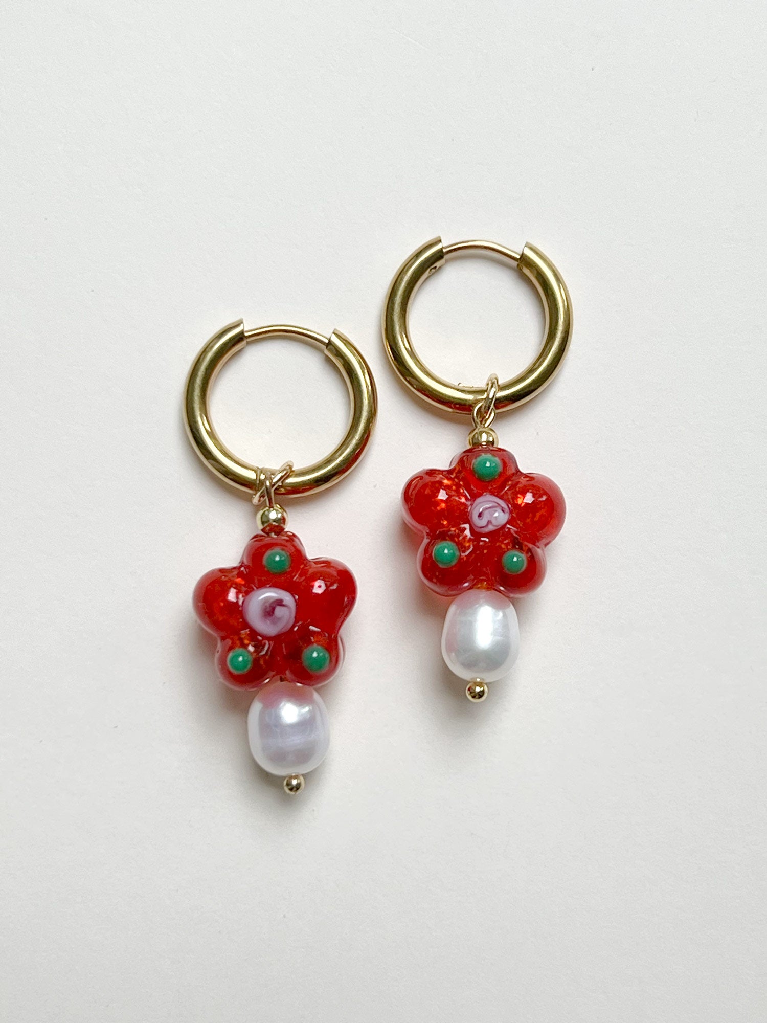Boucles D'Oreilles Créoles Fleur Et Perle En Verre - Orange