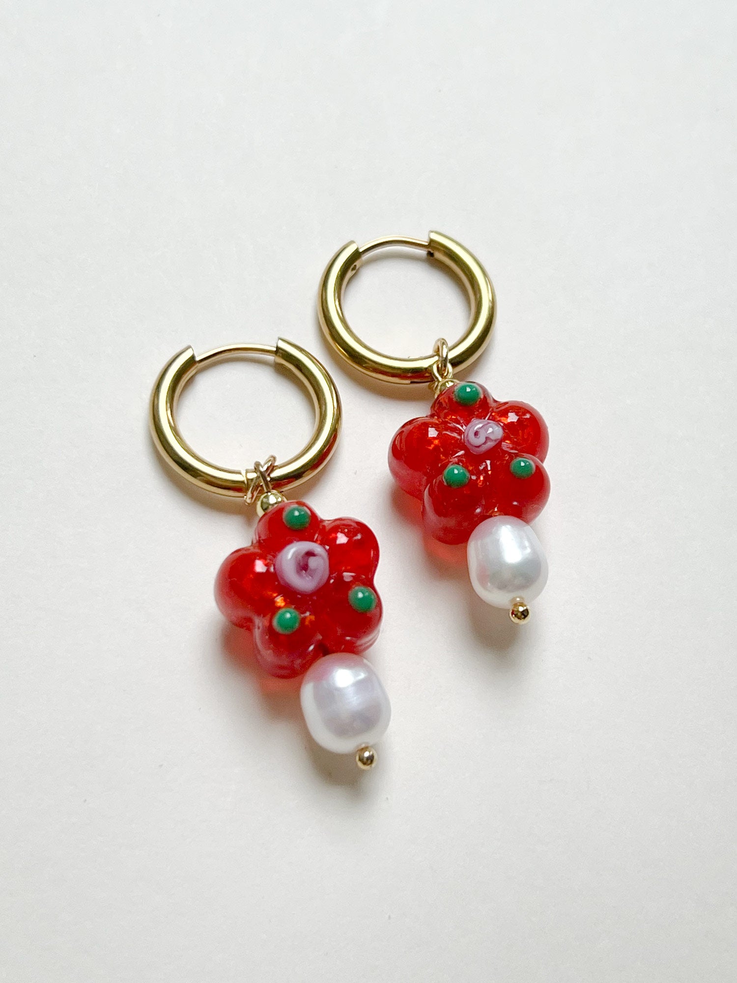 Boucles D'Oreilles Créoles Fleur Et Perle En Verre - Orange