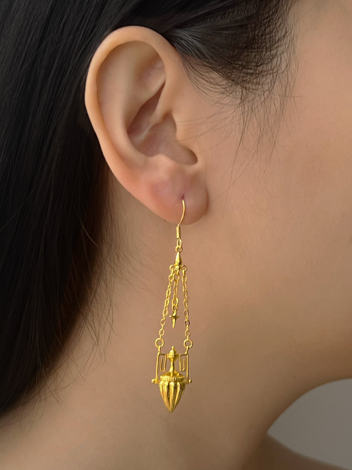 Boucles d’oreilles vase pendantes ornées antiques