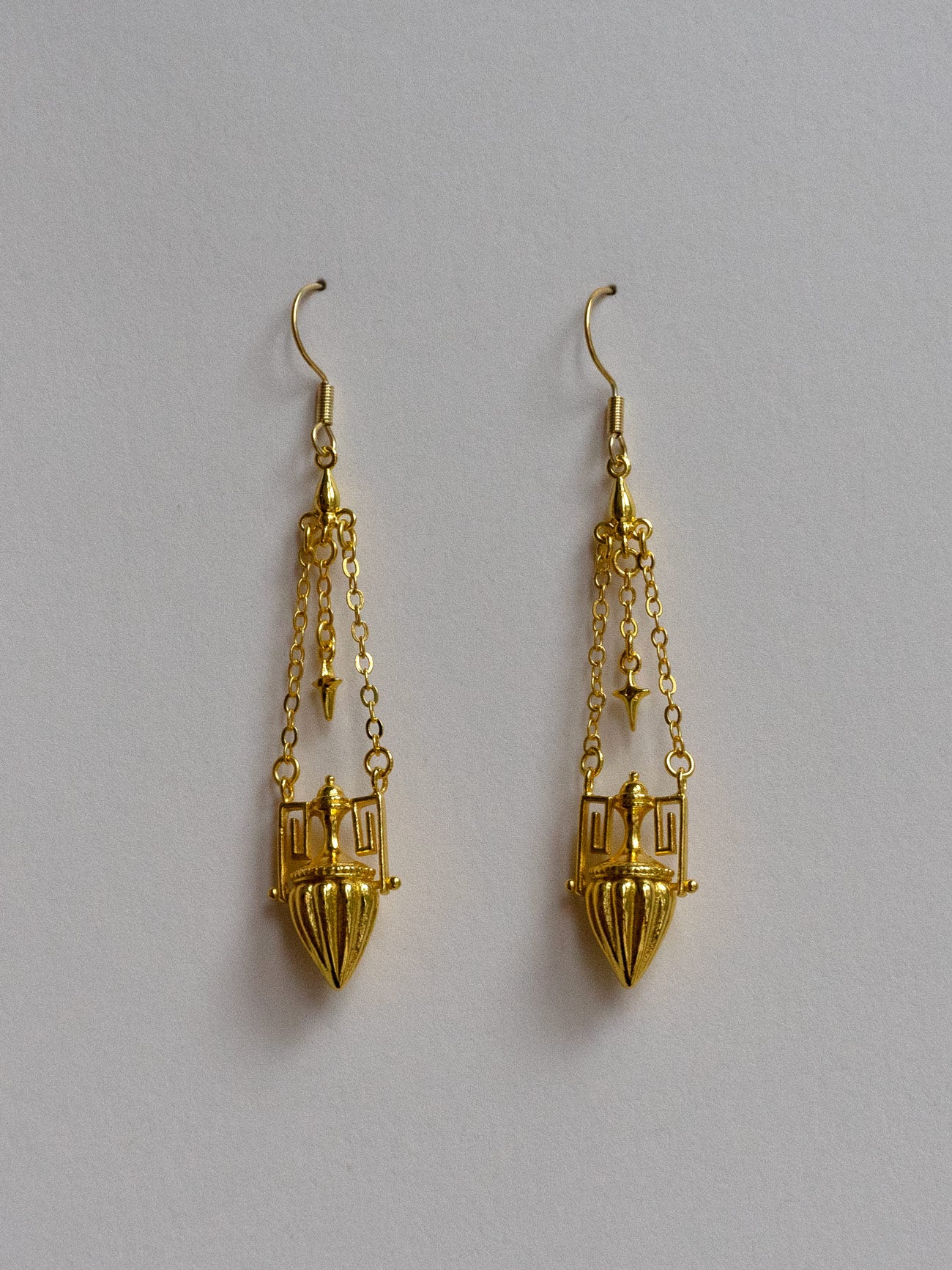 Boucles d’oreilles vase pendantes ornées antiques