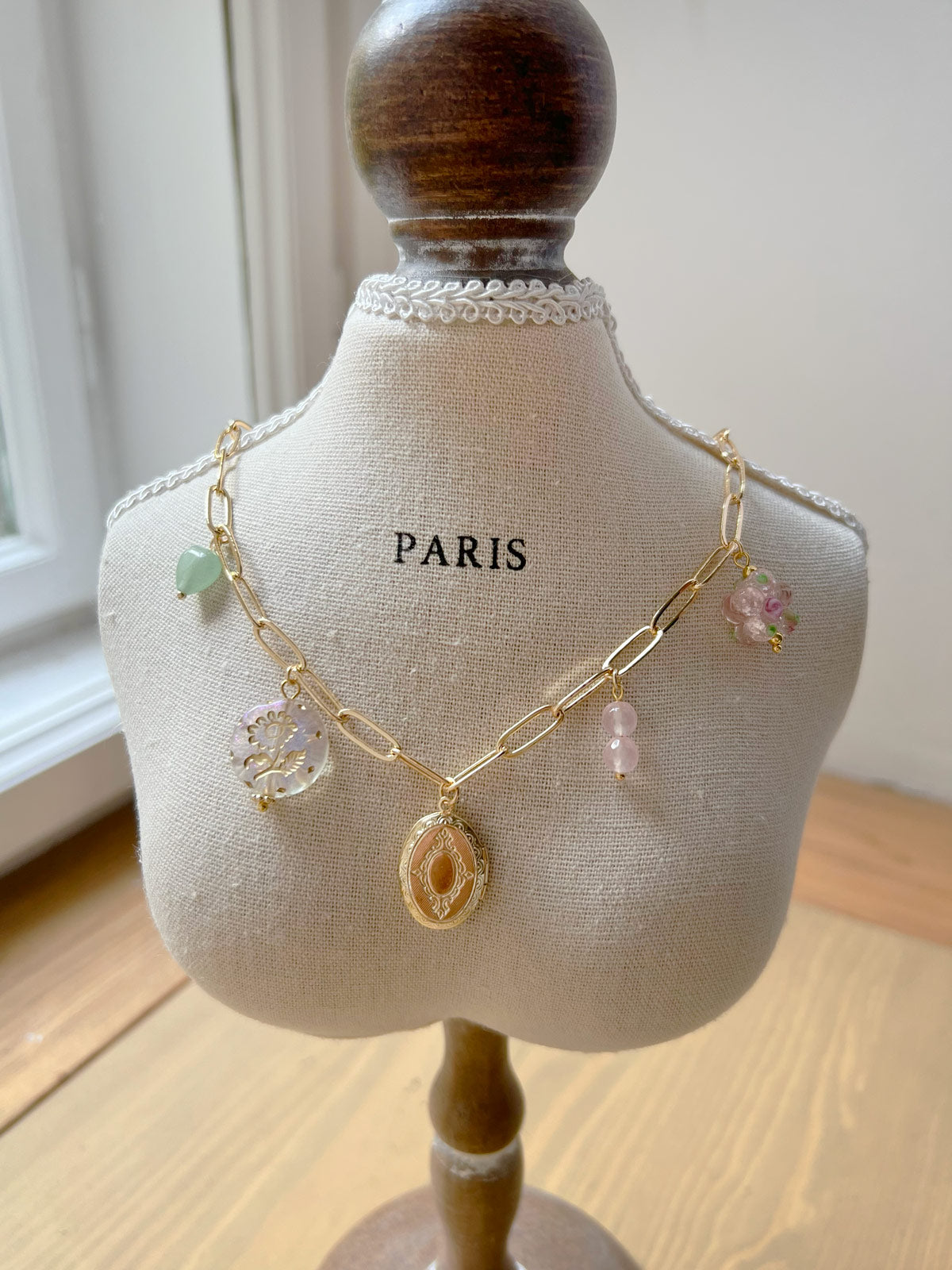 Collier de charme médaillon ovale - Fleur de verre/Cristaux