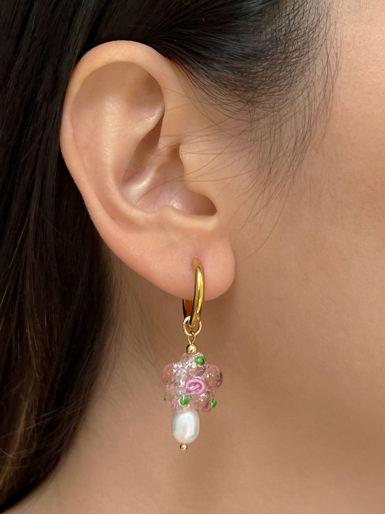 Boucles D'Oreilles Créoles Fleur Et Perle En Verre - Rose