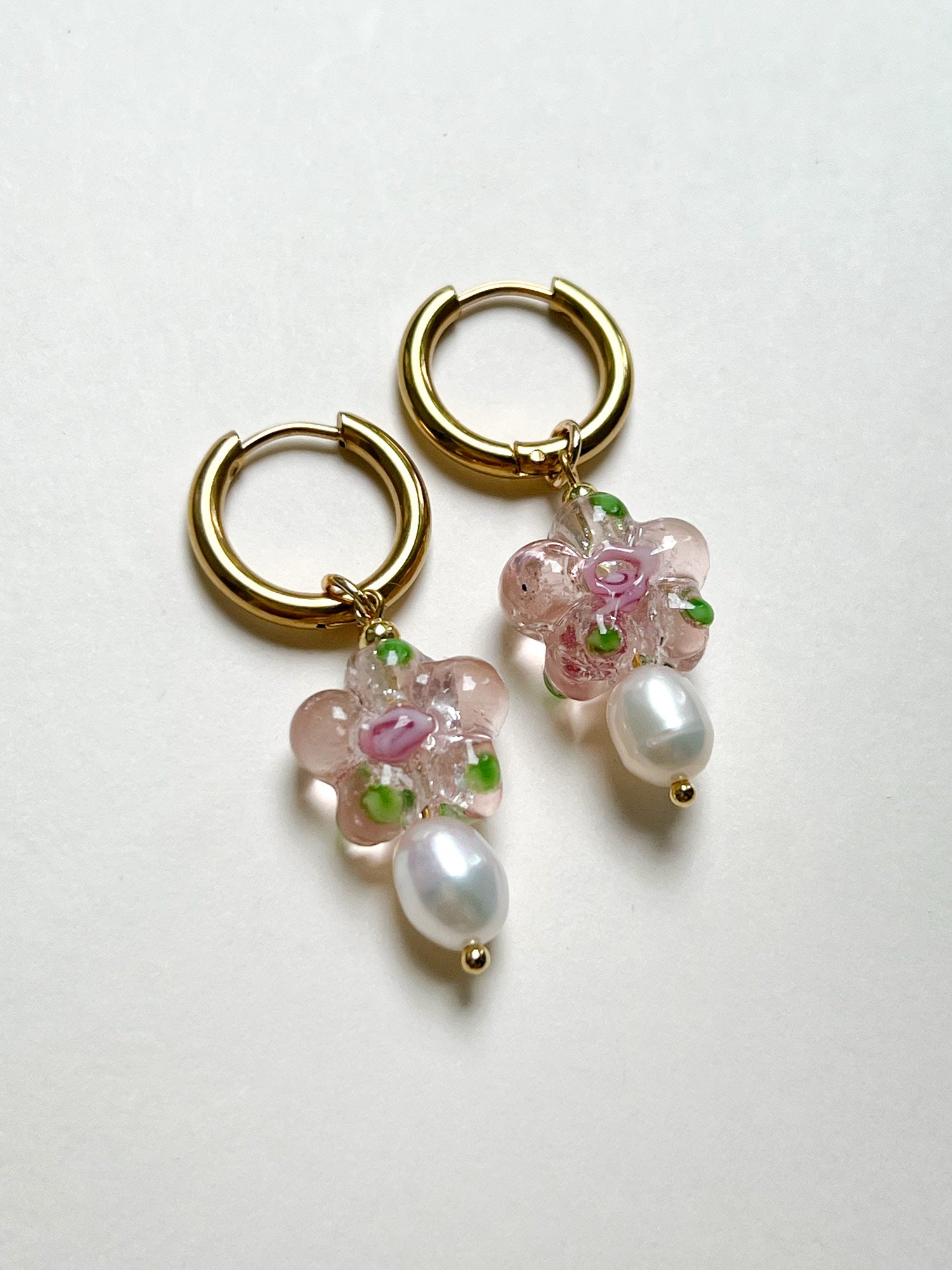 Boucles D'Oreilles Créoles Fleur Et Perle En Verre - Rose