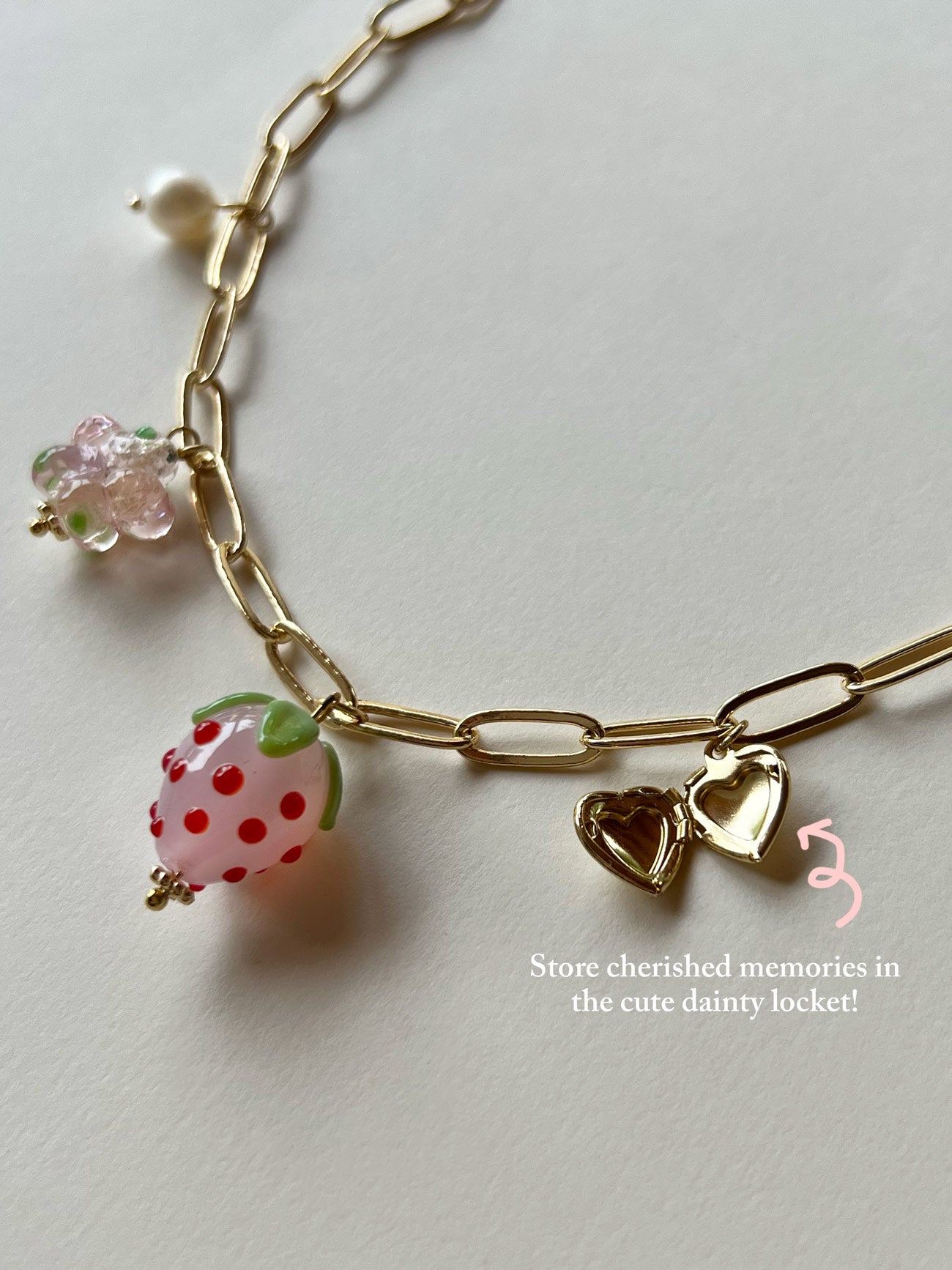 Collier de charme de fraise rose avec petit médaillon