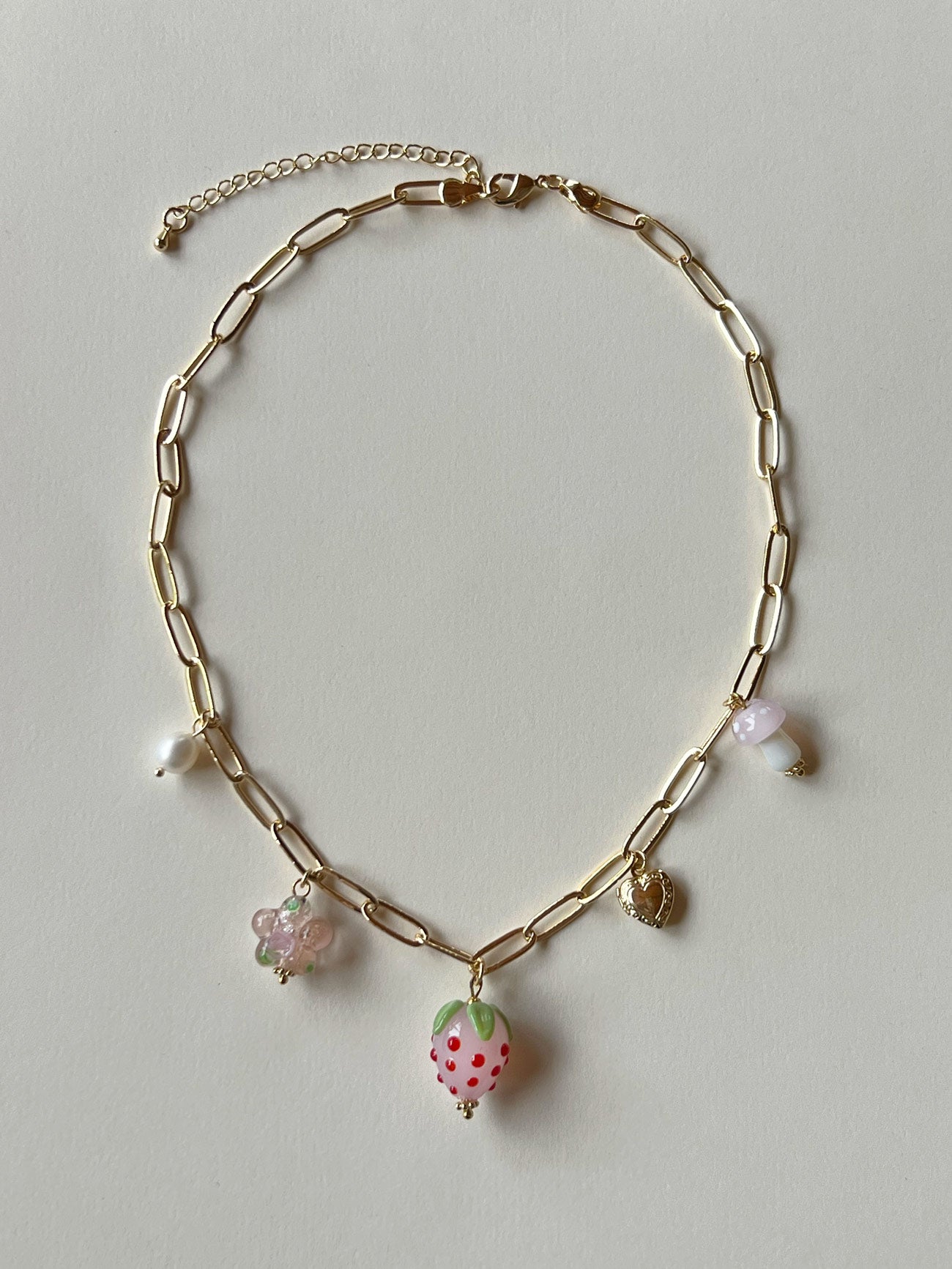 Collier de charme de fraise rose avec petit médaillon