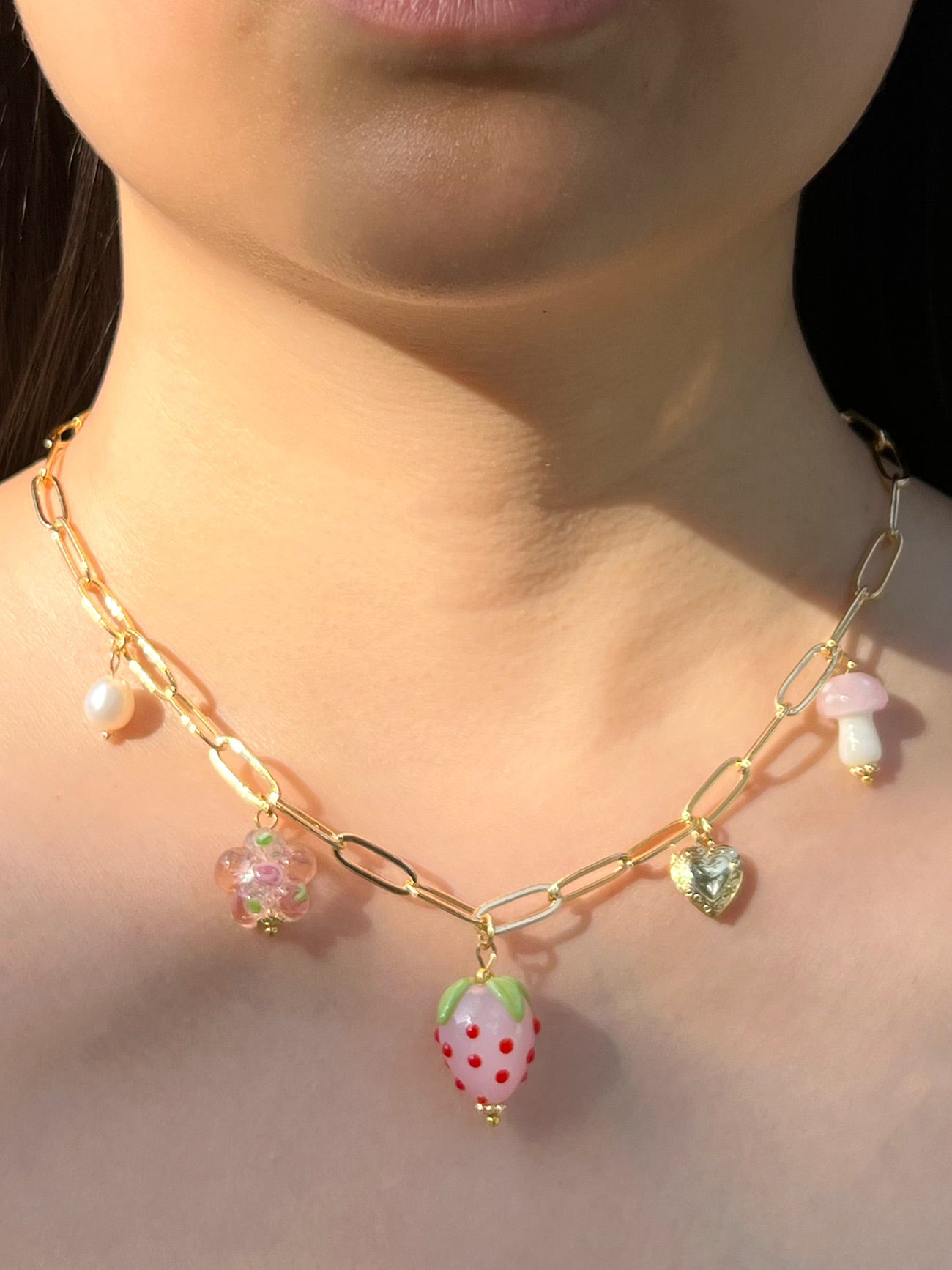 Collier de charme de fraise rose avec petit médaillon