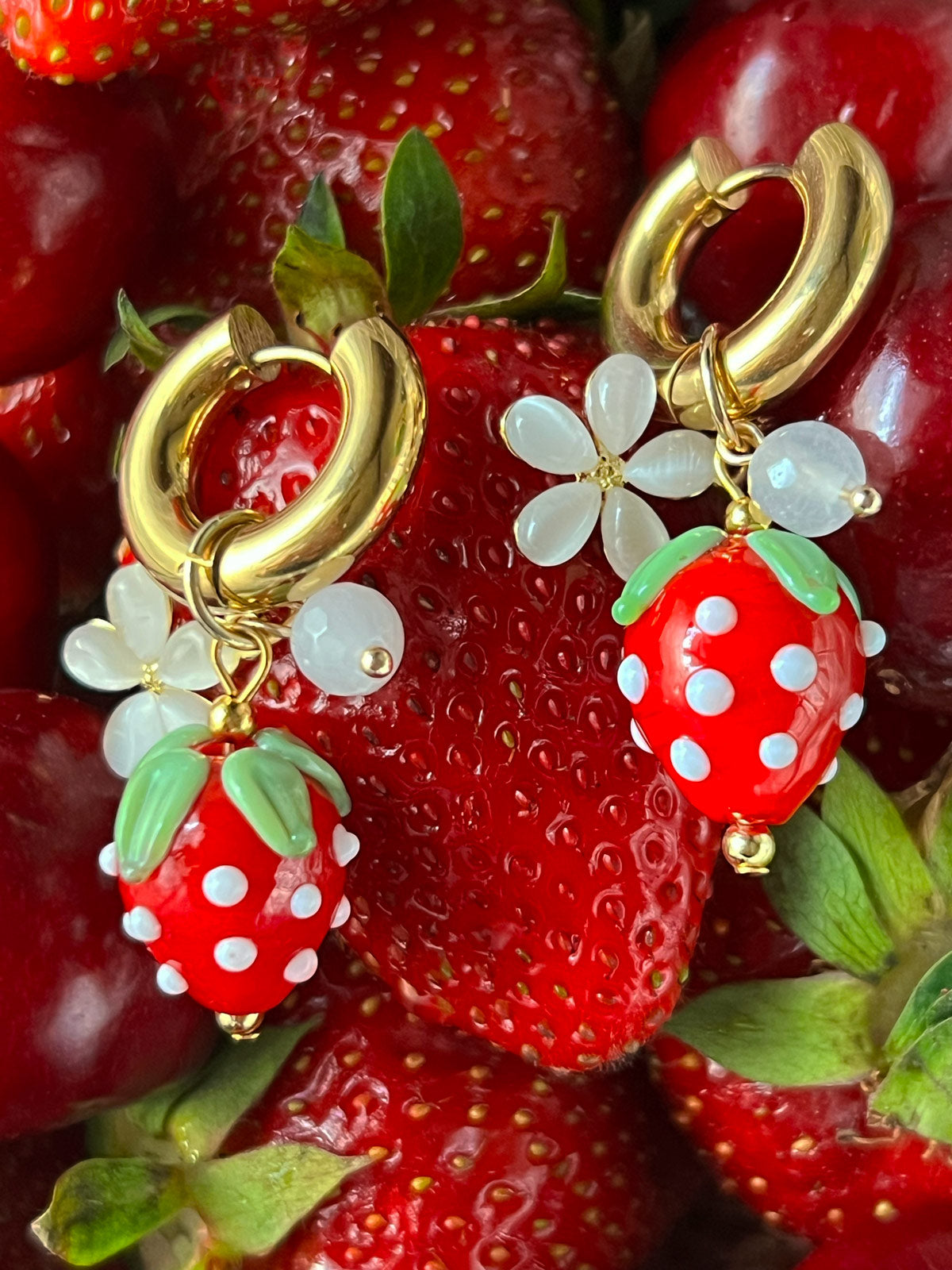 Créoles épaisses aux fraises avec breloques assorties - Rose