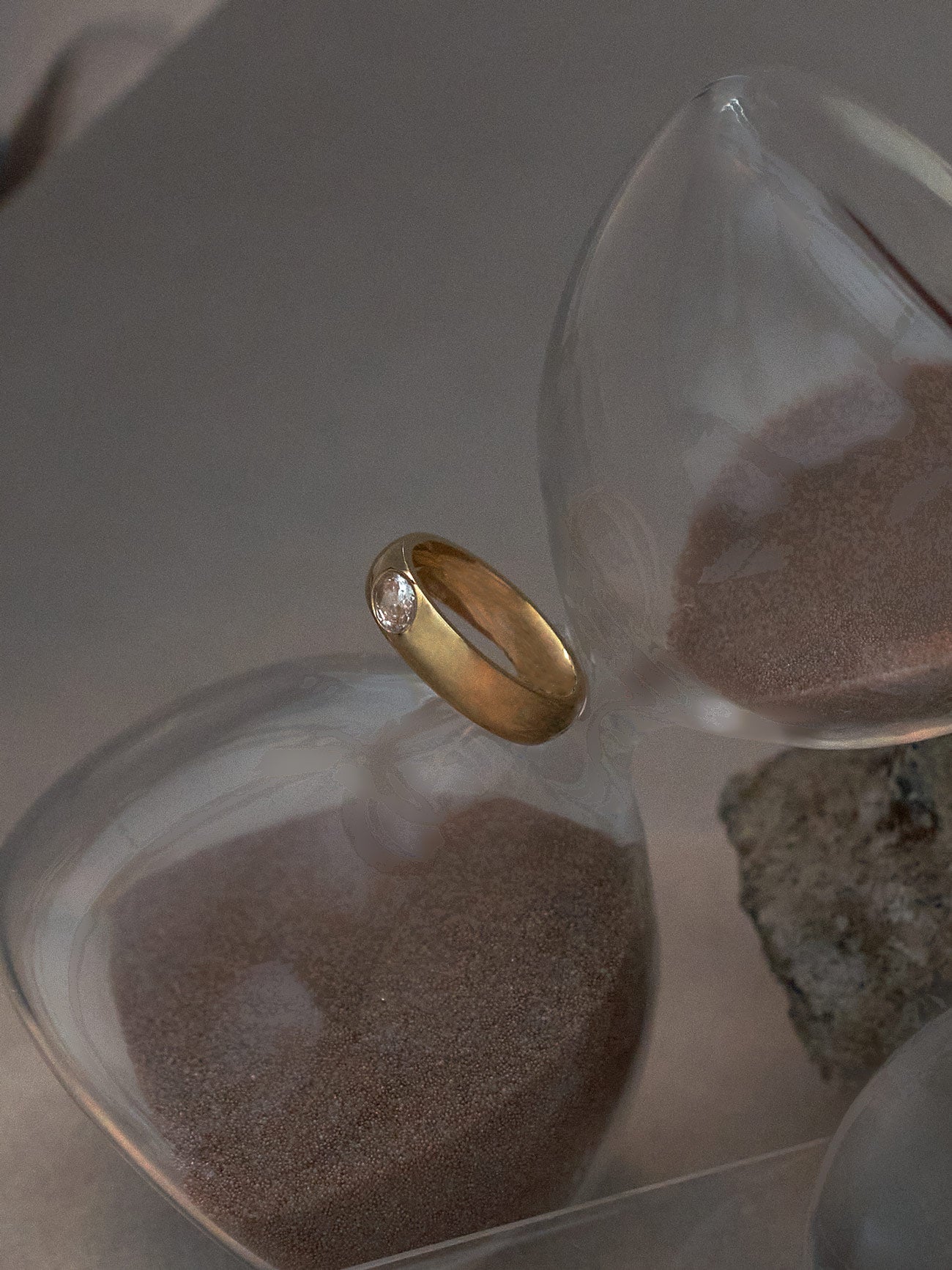 Bague en or avec pierre précieuse incrustée d'ovales - Transparent