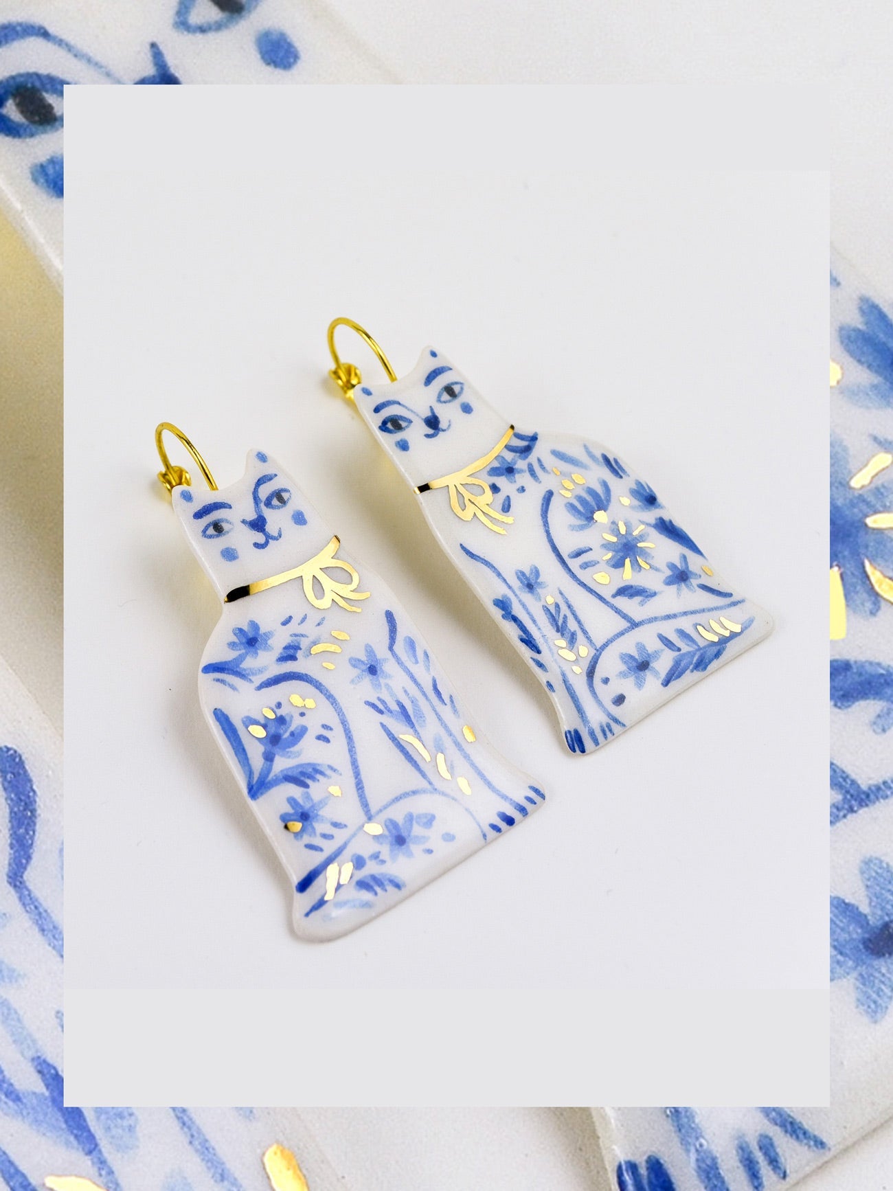 Boucles d'oreilles chat peintes à la main en céramique avec fleurs - Argent/Bleu