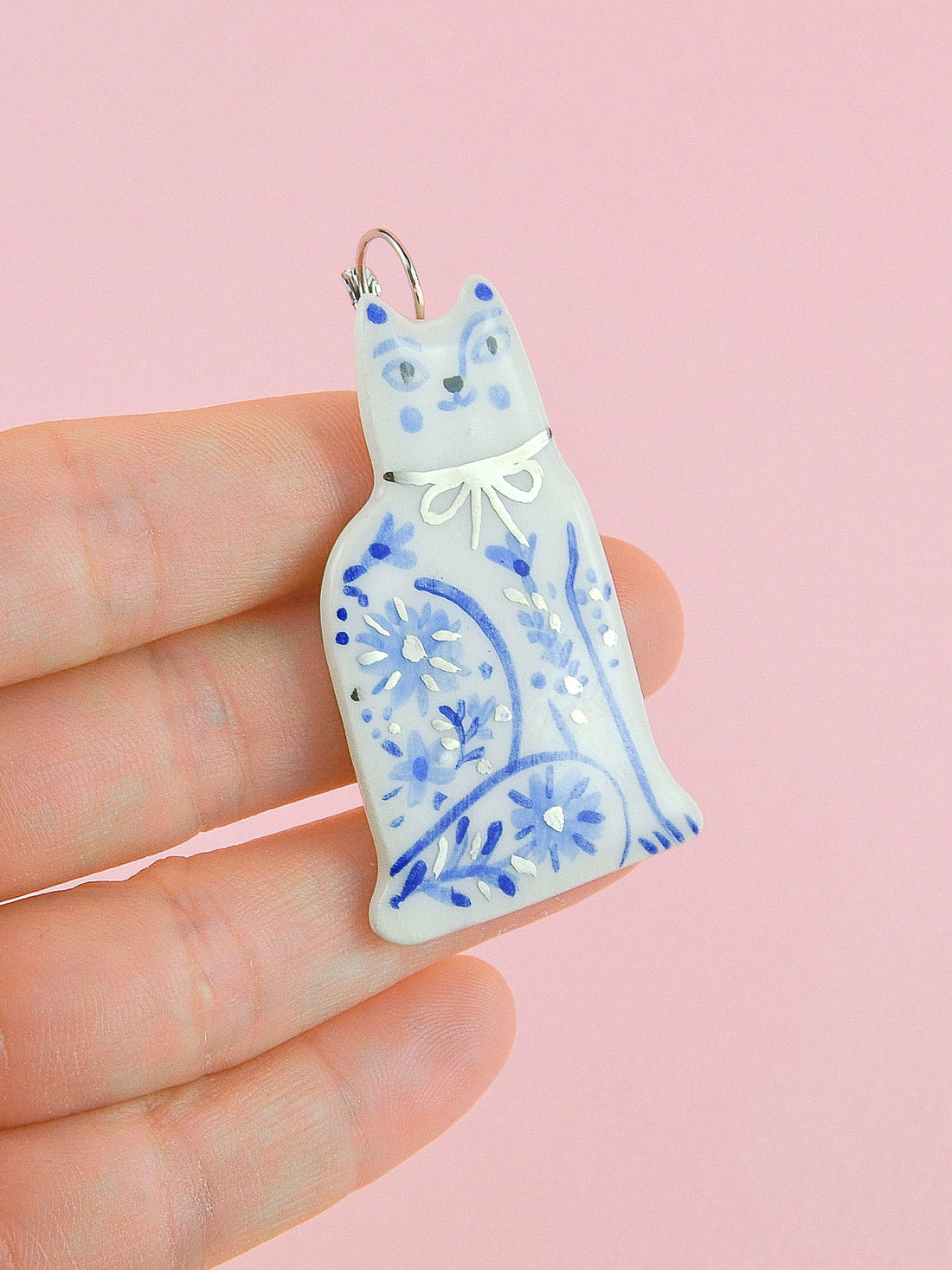 Boucles d'oreilles chat peintes à la main en céramique avec fleurs - Argent/Bleu