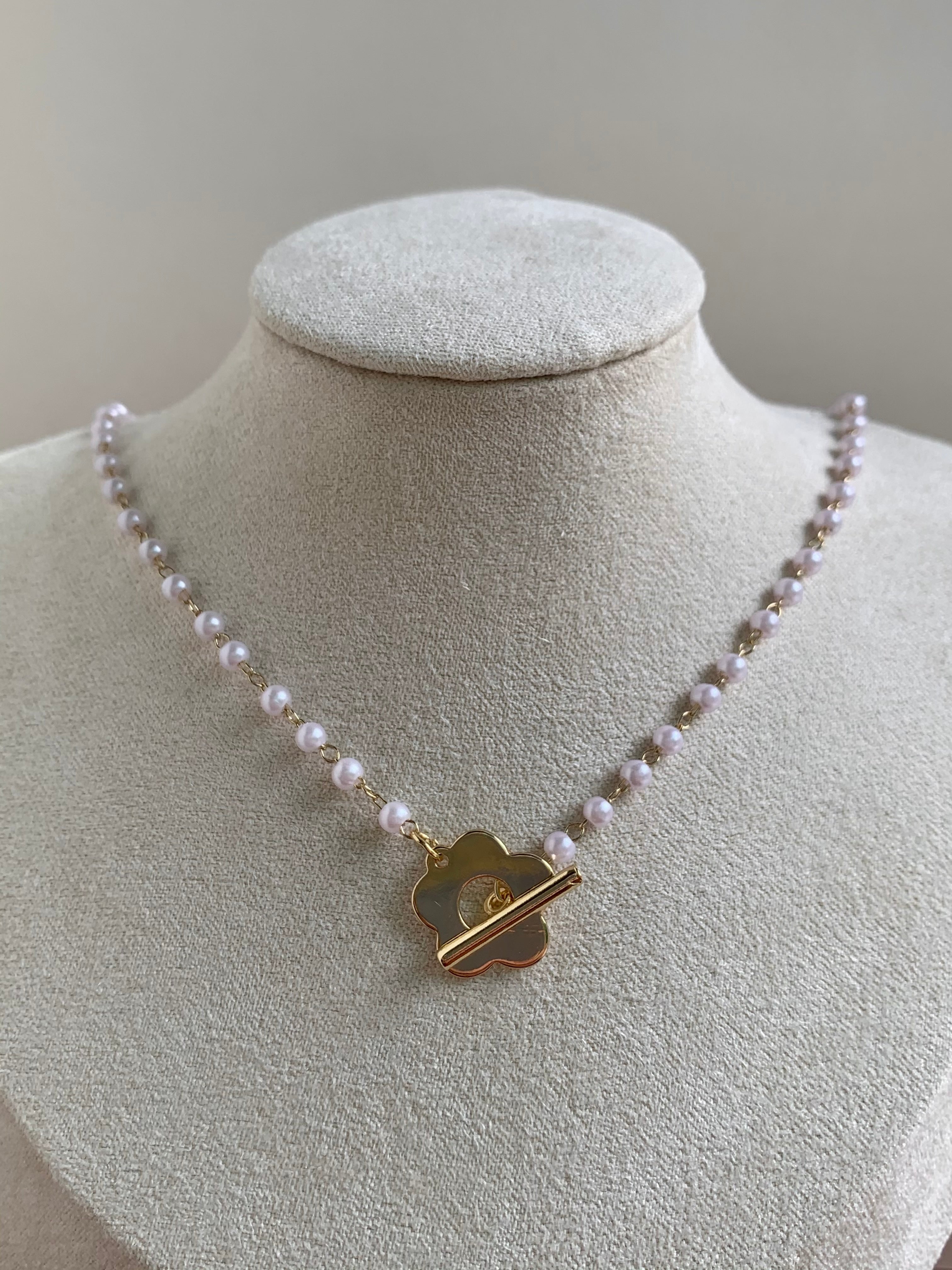 Collier de perles avec serrure marguerite