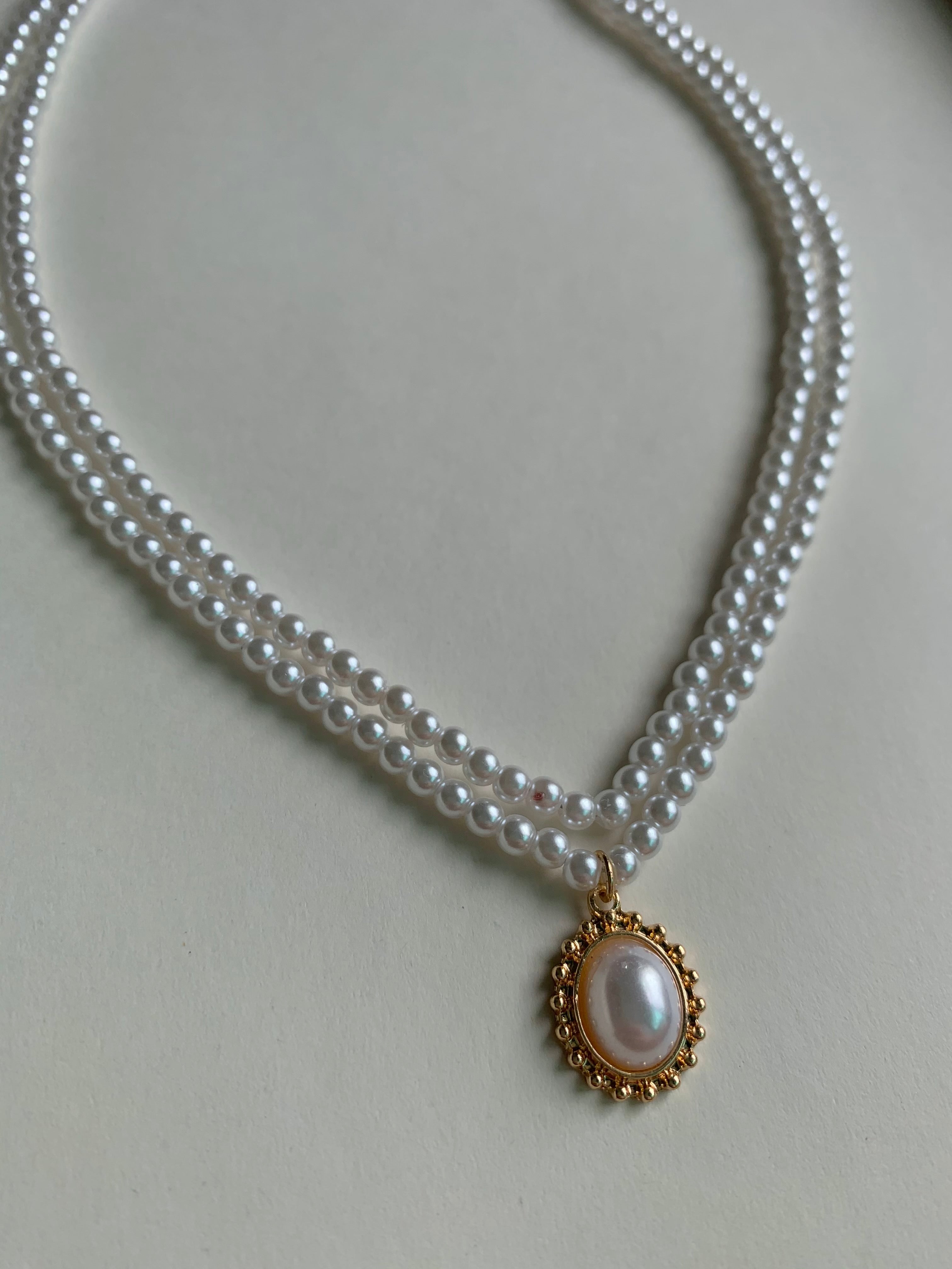 Collier à pendentif en perles superposées
