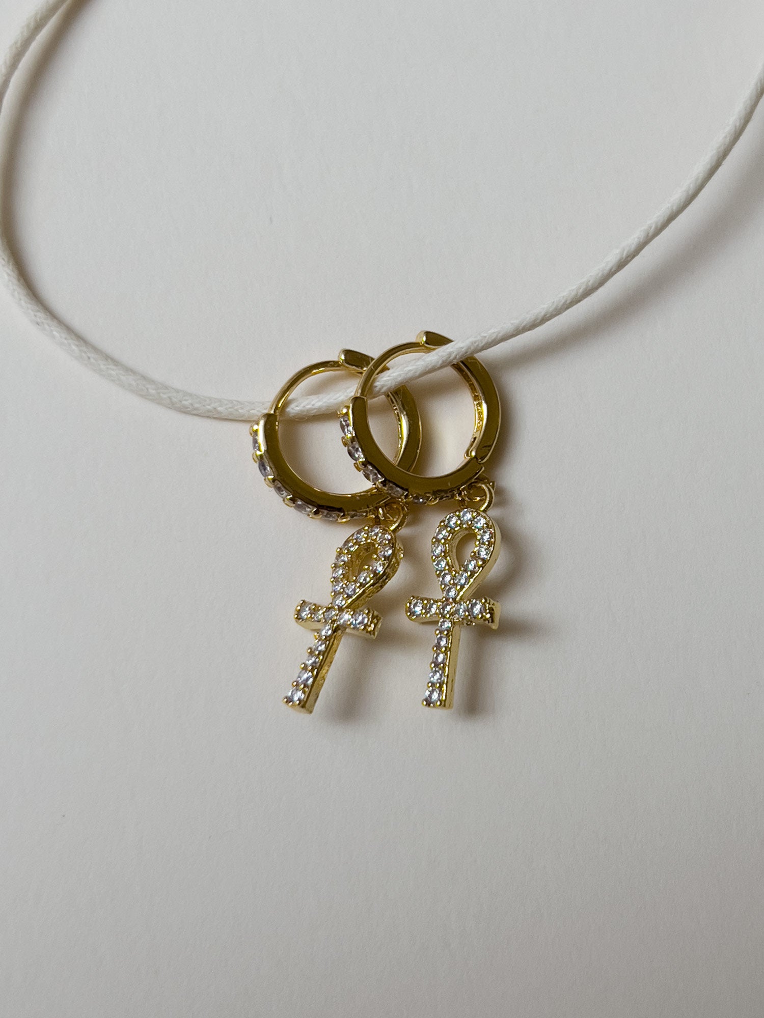 Ankh Pavé Huggies - Pierres précieuses claires