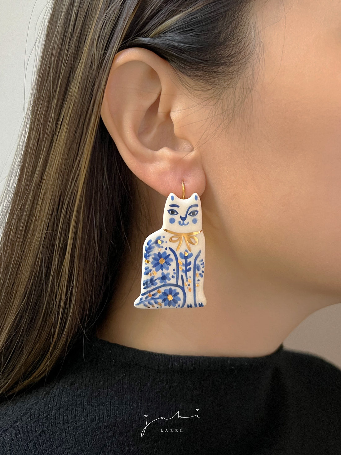 Boucles d'oreilles chat peintes à la main en céramique avec fleurs - Argent/Bleu