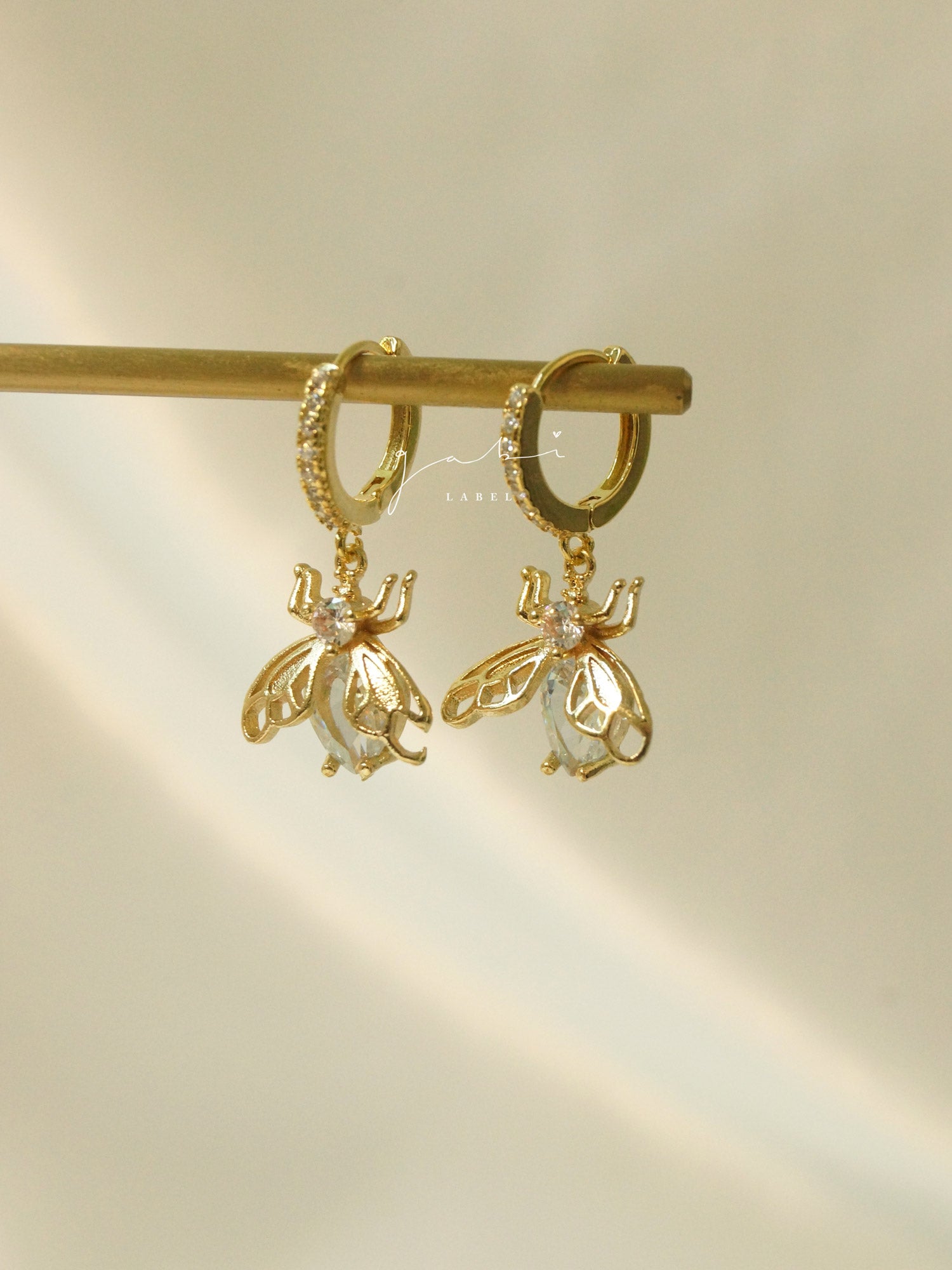Sparkle Bug Huggies *Plaqué or 18 carats