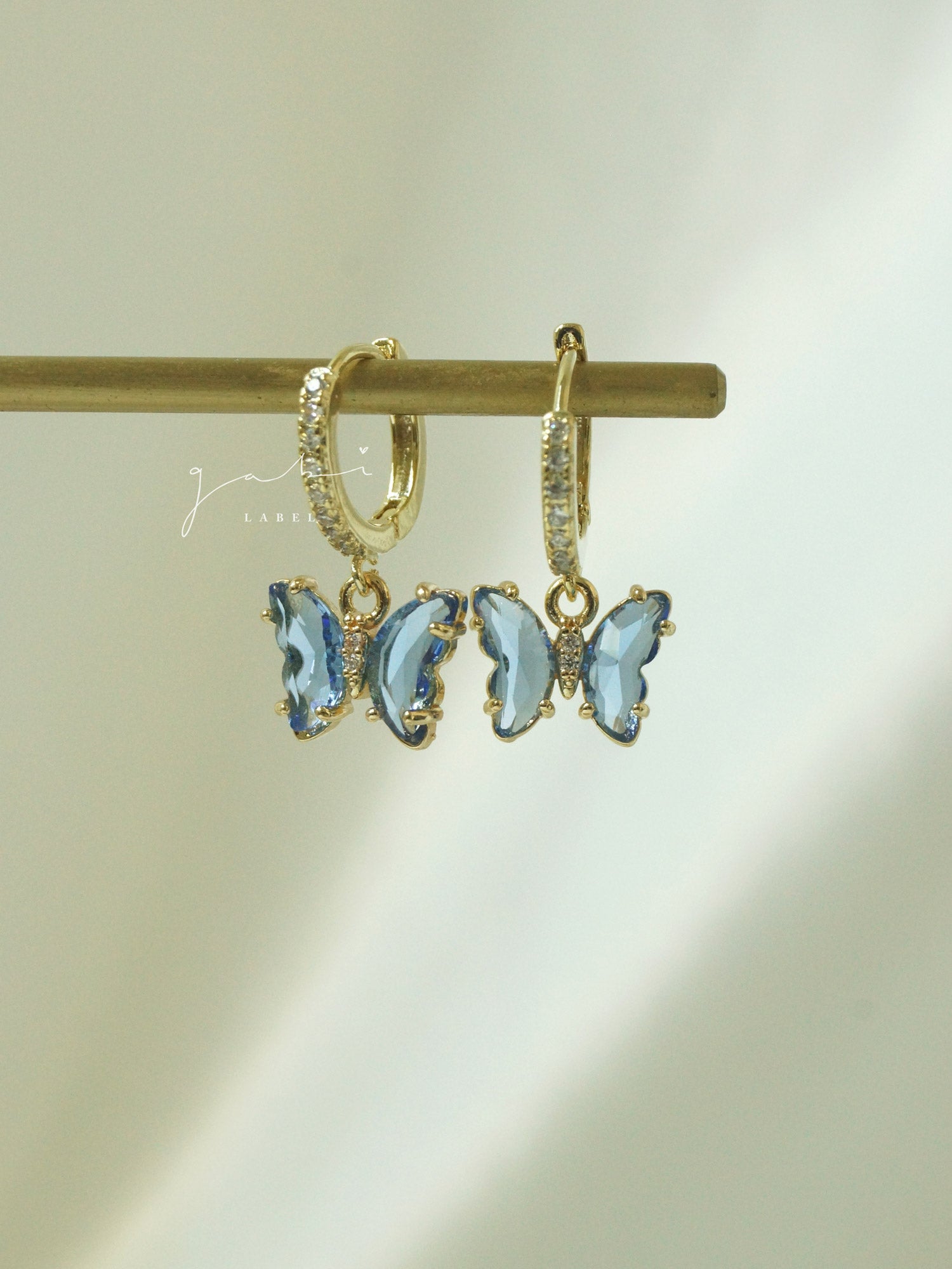 Petite Butterfly Huggies - Bleu bleuet *Plaqué or 14 carats