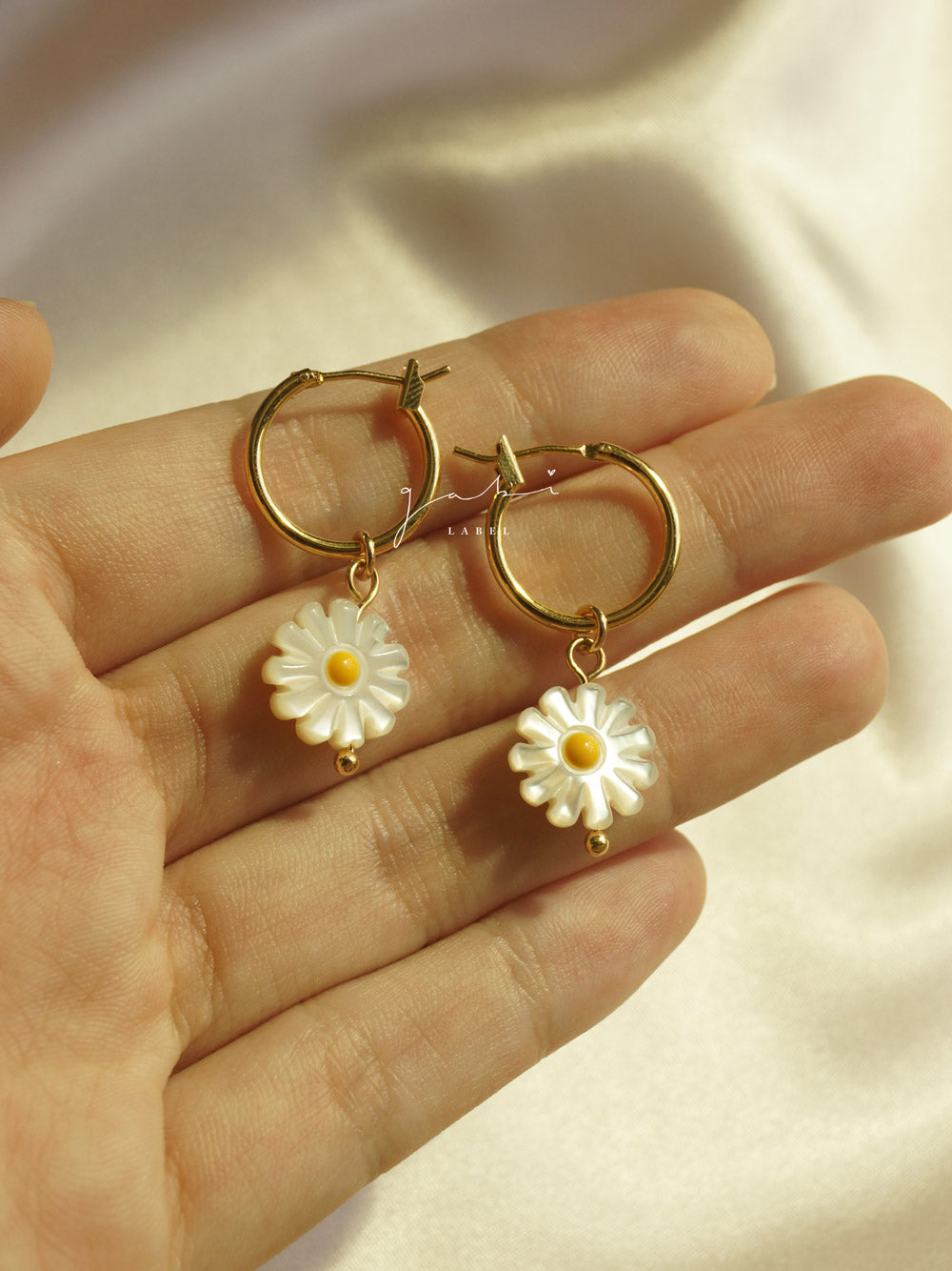 Daisy Hoops - Coquille Naturelle