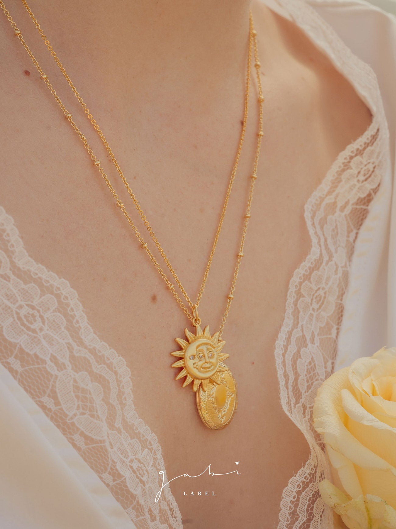 Collier médaillon ovale *Plaqué or 14 carats