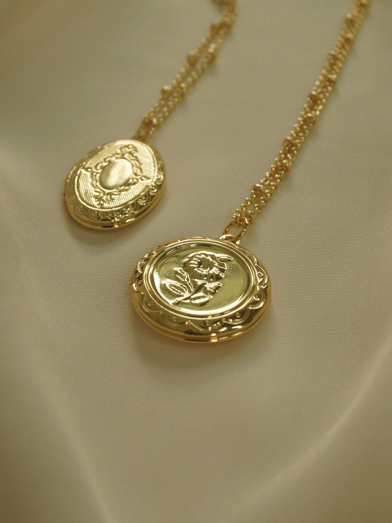 Collier médaillon fleur *Plaqué or 14 carats