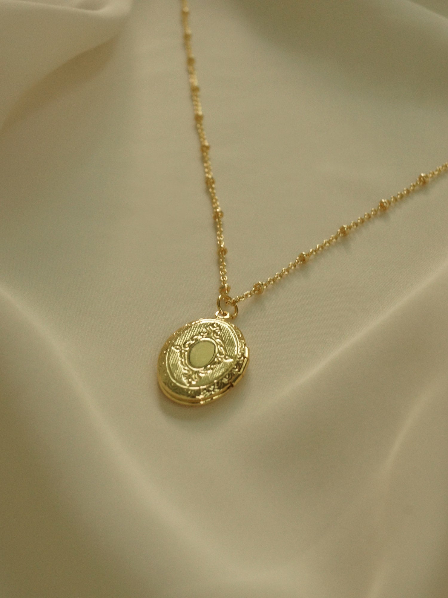 Collier médaillon ovale *Plaqué or 14 carats