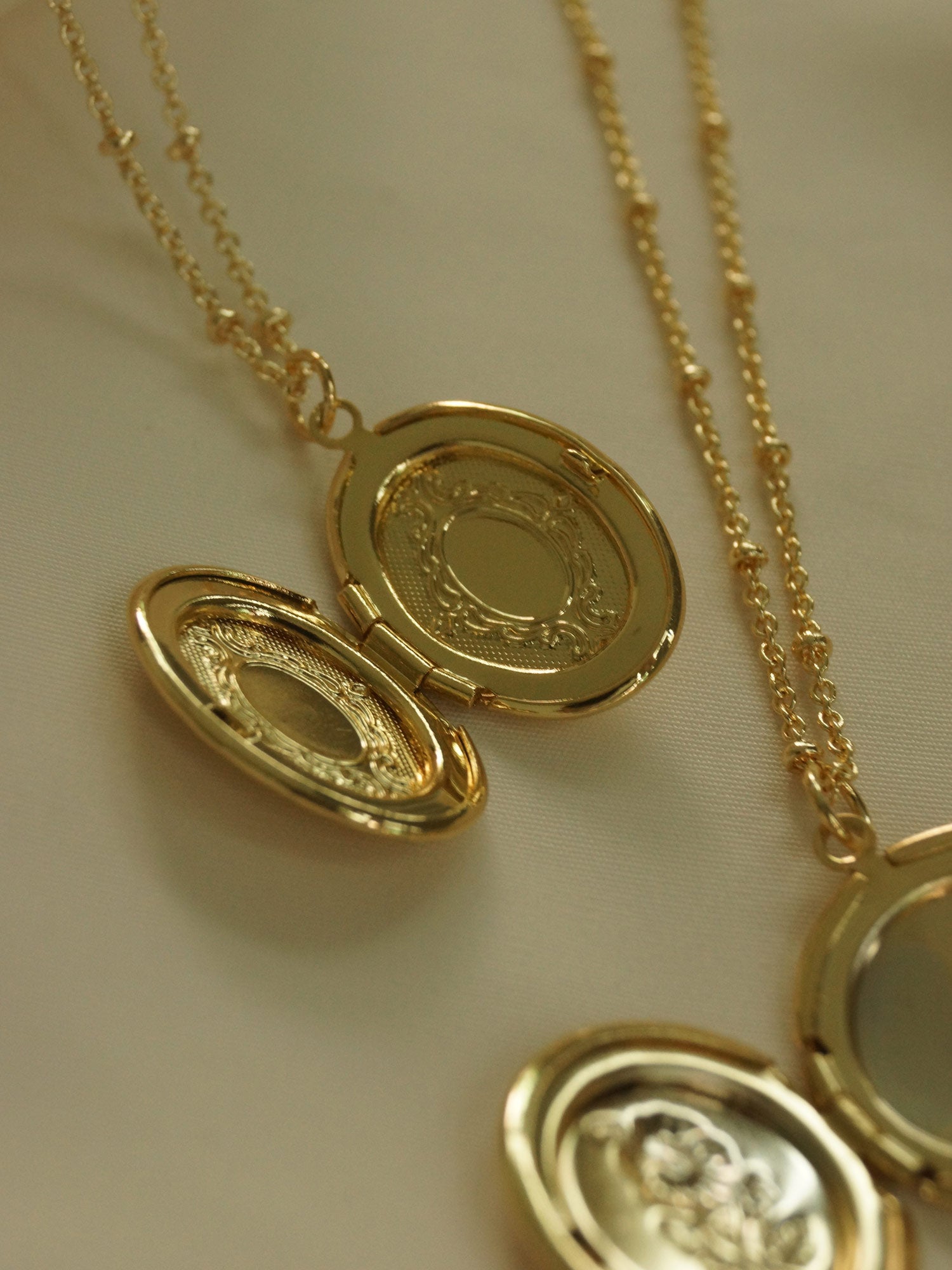 Collier médaillon ovale *Plaqué or 14 carats