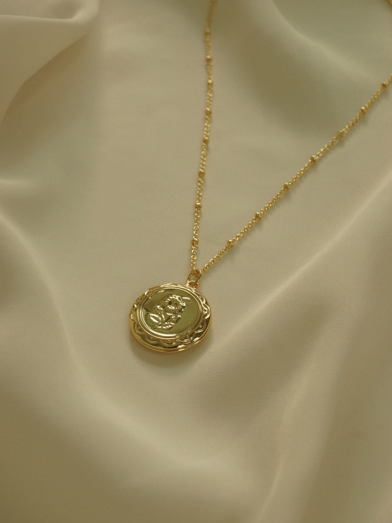 Collier médaillon fleur *Plaqué or 14 carats