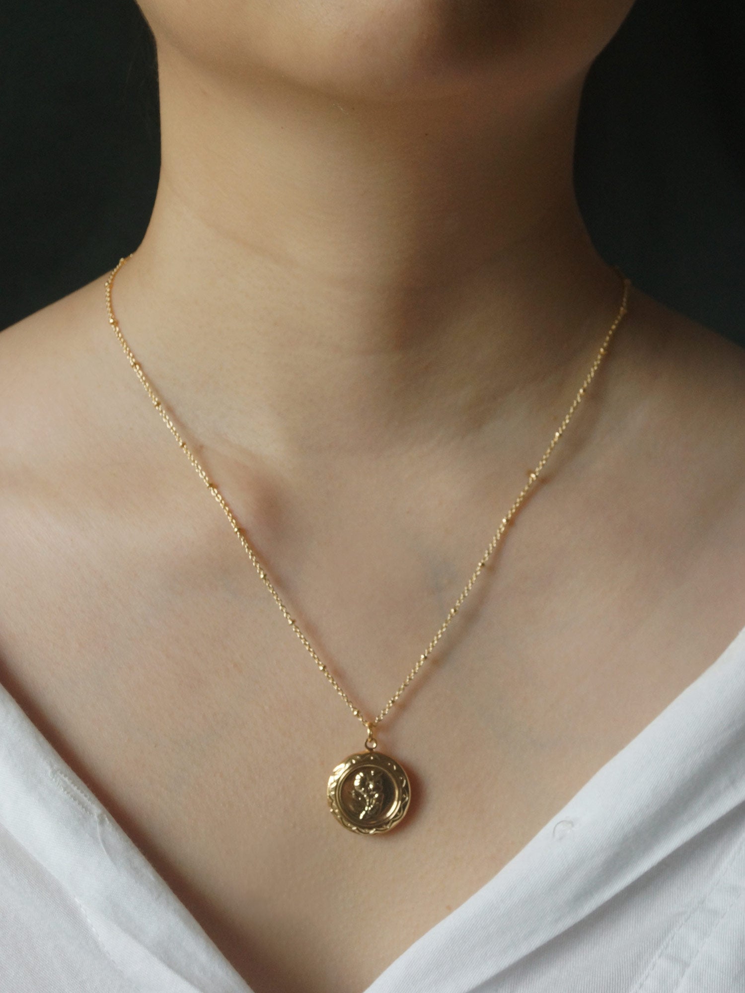 Collier médaillon fleur *Plaqué or 14 carats