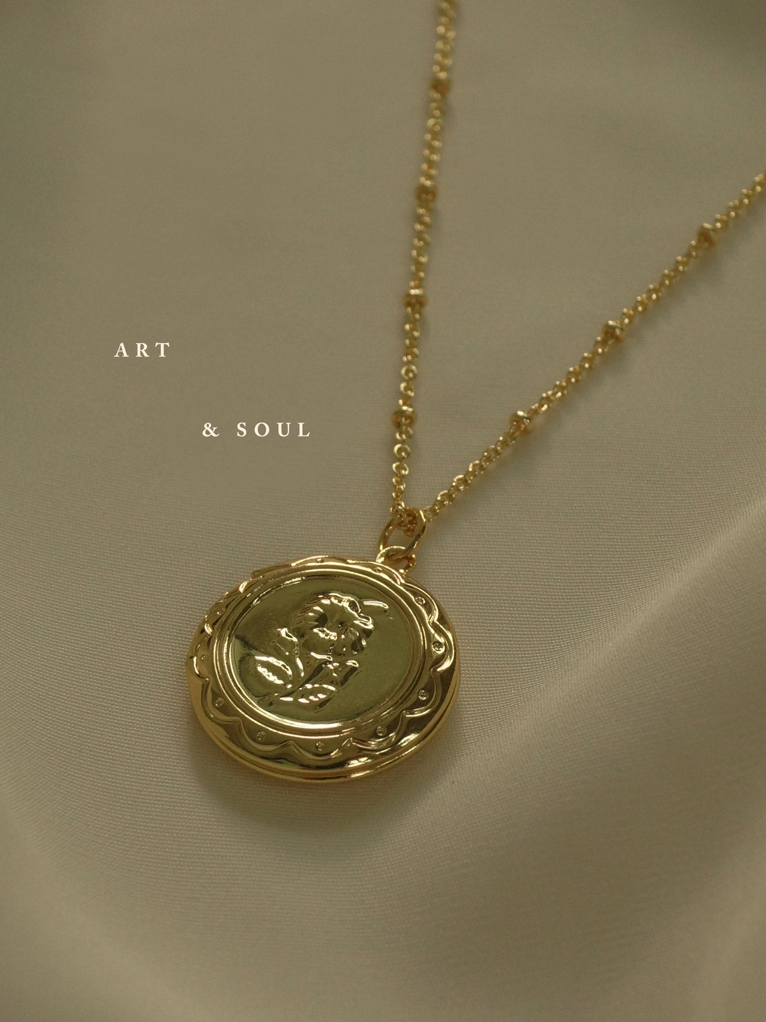 Collier médaillon fleur *Plaqué or 14 carats