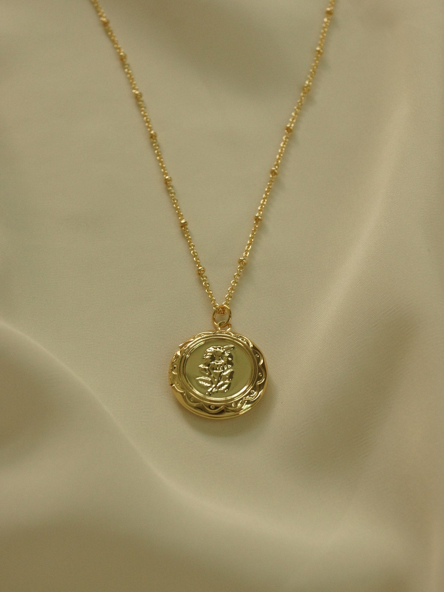 Collier médaillon fleur *Plaqué or 14 carats