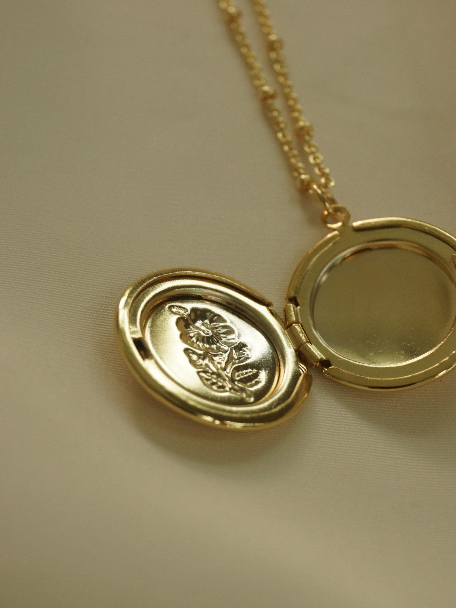Collier médaillon fleur *Plaqué or 14 carats