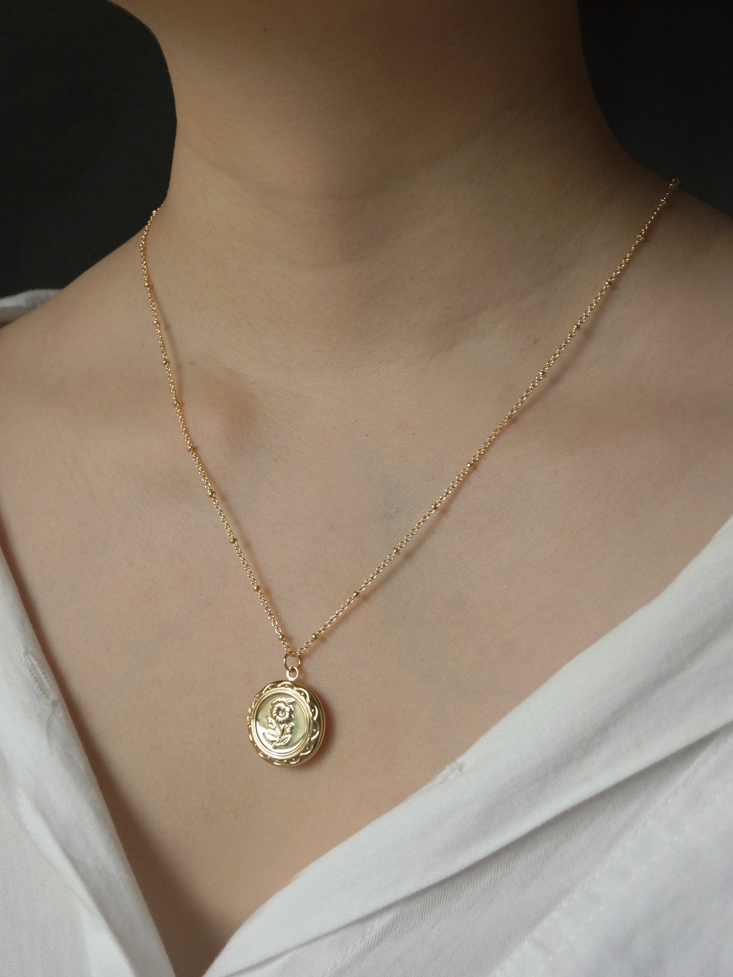 Collier médaillon fleur *Plaqué or 14 carats