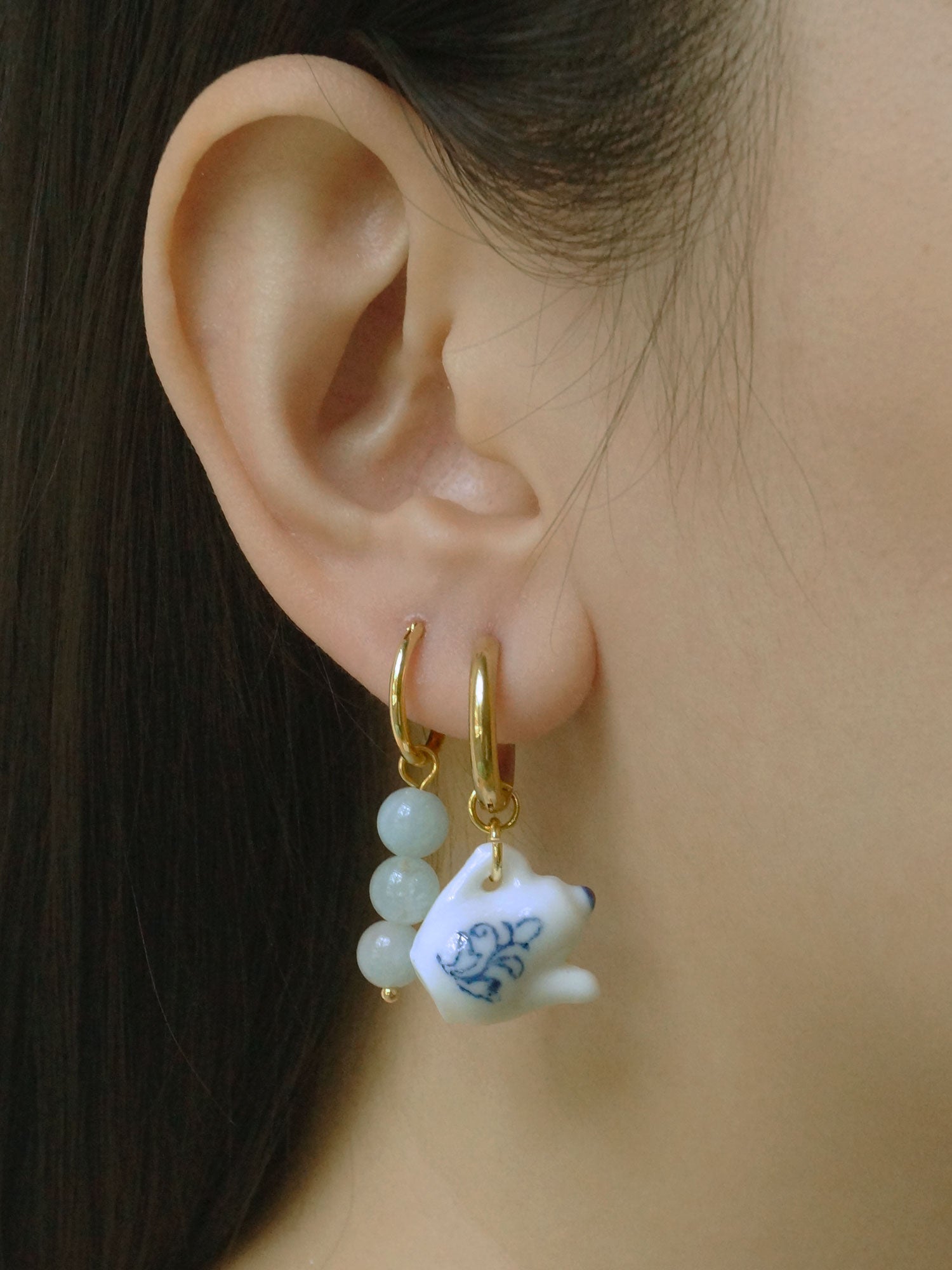Boucles d’oreilles créoles dépareillées théière en céramique