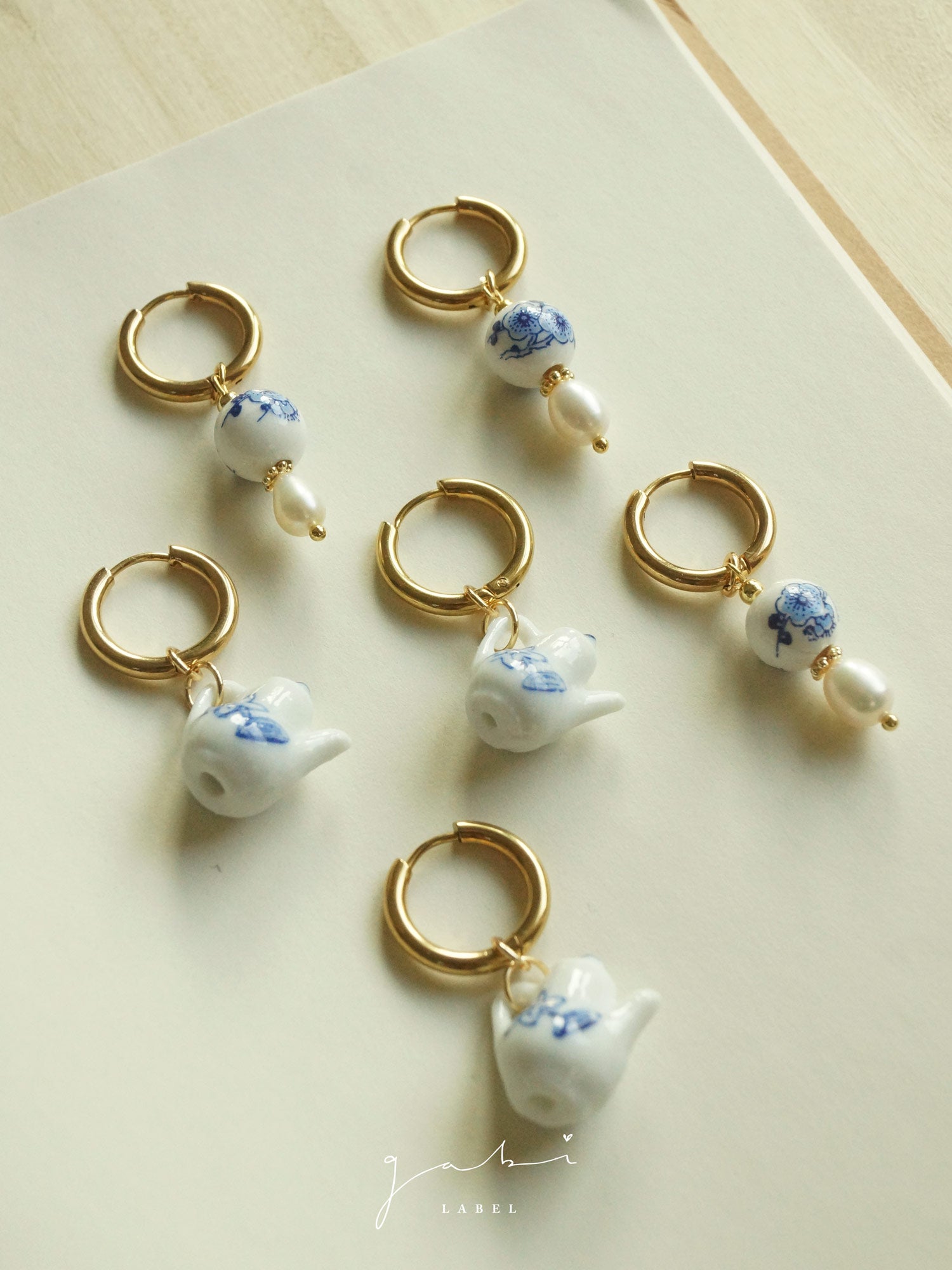 Boucles d’oreilles créoles dépareillées théière en céramique