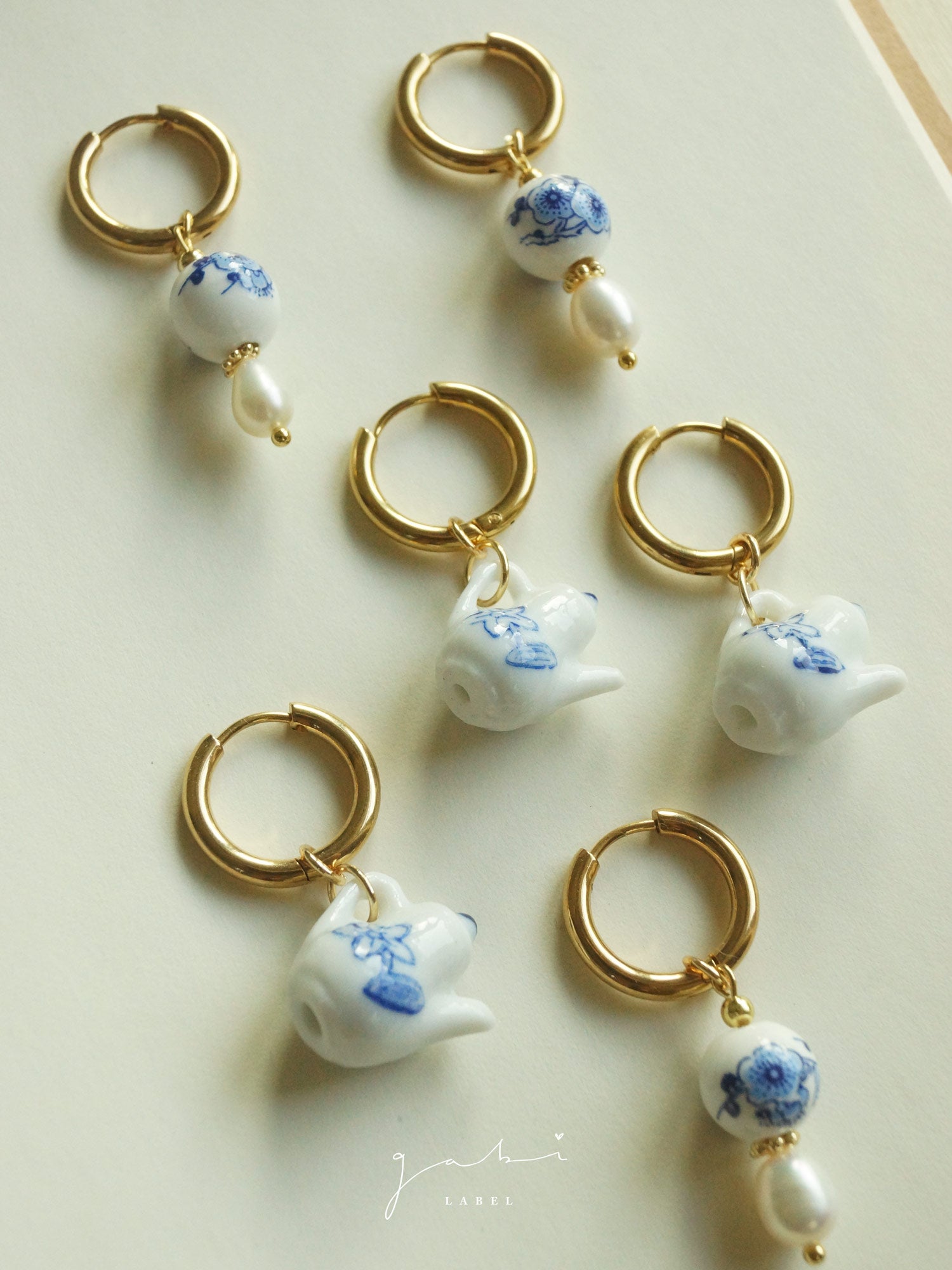 Boucles d’oreilles créoles dépareillées théière en céramique