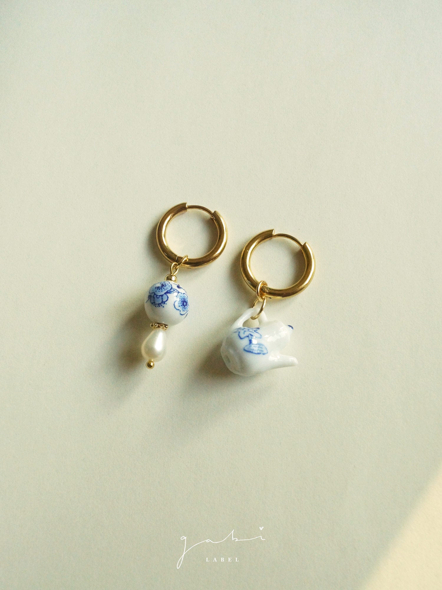 Boucles d’oreilles créoles dépareillées théière en céramique