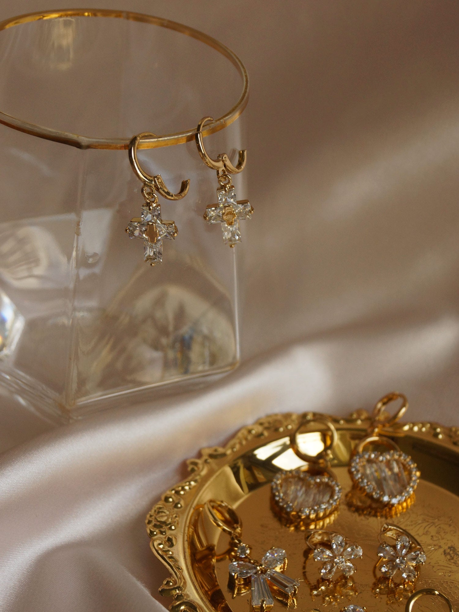 VERITY Cross Huggies *Plaqué or 18 carats