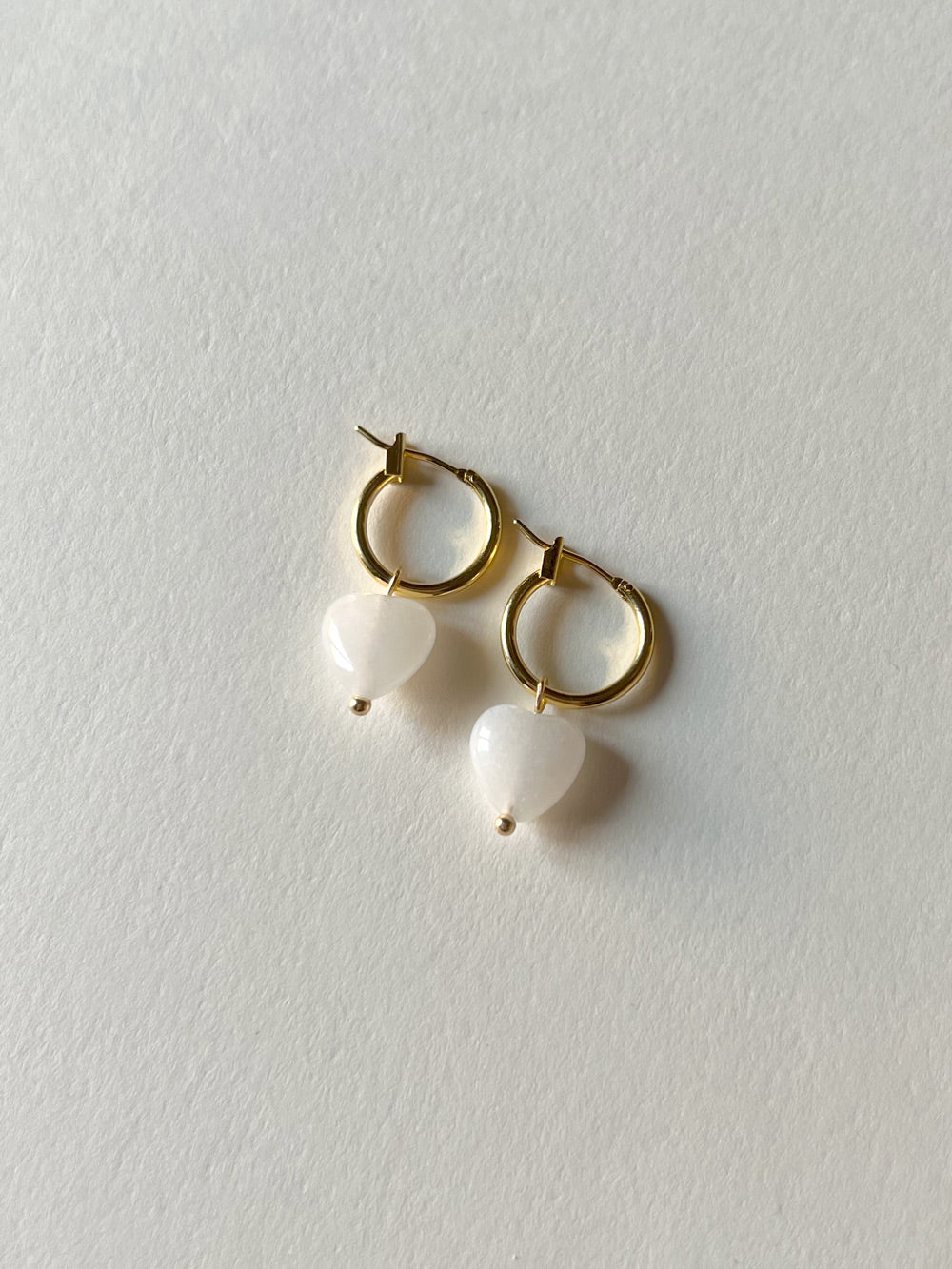 Boucles d'oreilles créoles cœur en jade blanc
