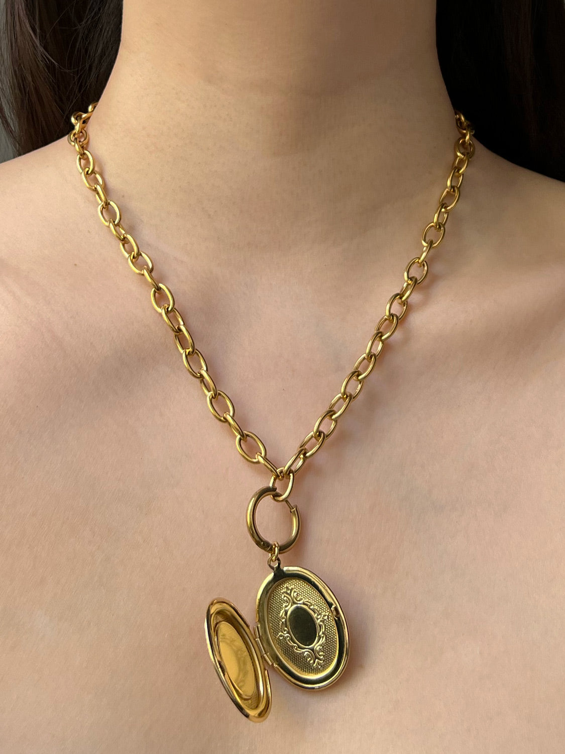 Chunky Gold Chain Necklace    Our Lady model3